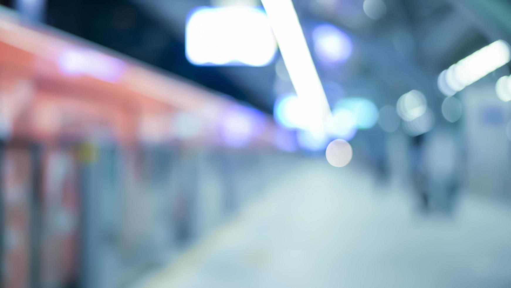 astratto sfondo sfocato della stazione della metropolitana, la vita cittadina e il concetto di trasporto pubblico foto