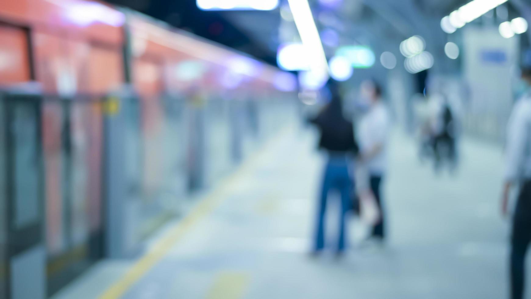 astratto sfondo sfocato della stazione della metropolitana, la vita cittadina e il concetto di trasporto pubblico foto