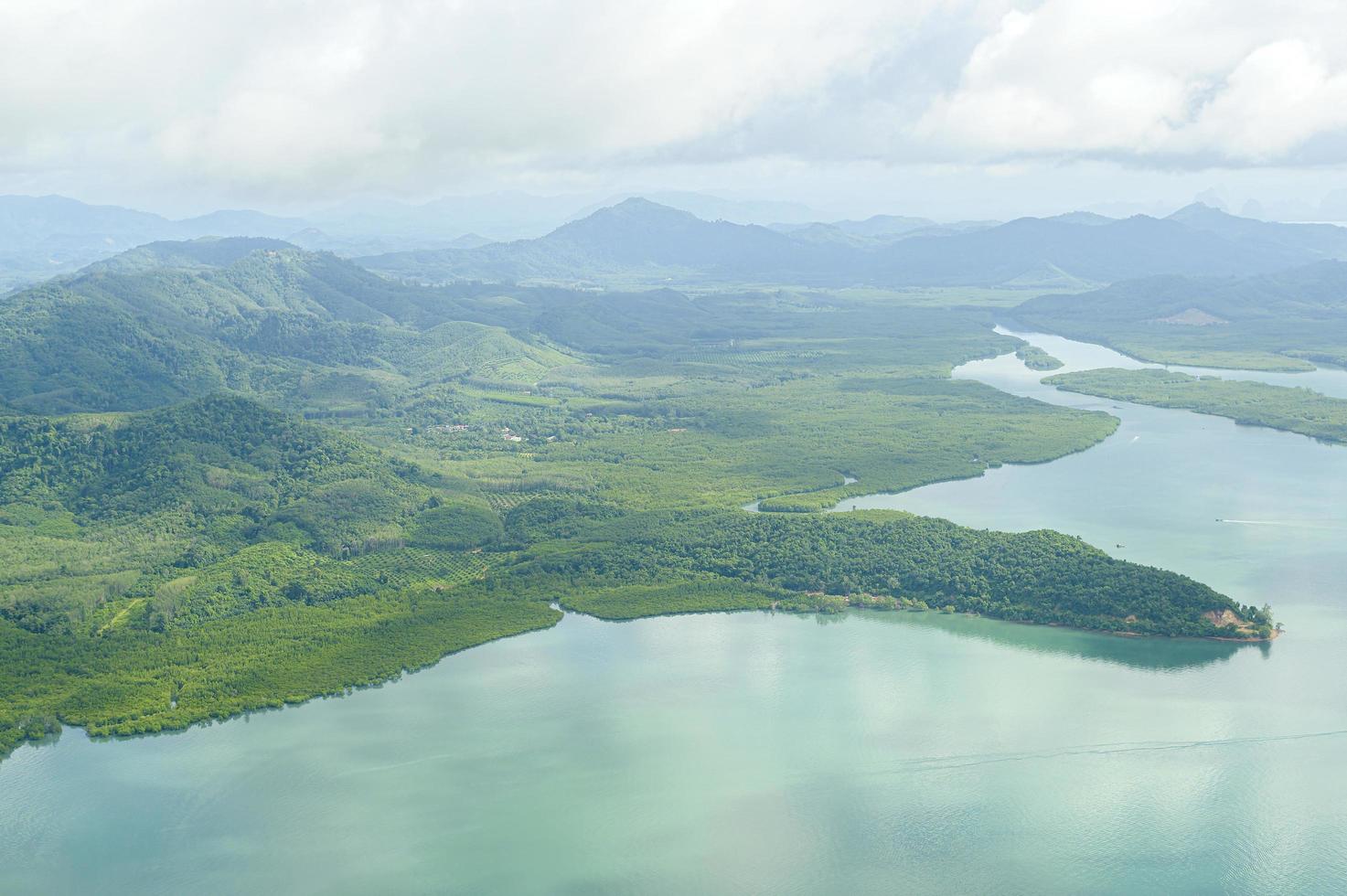 foto di vista aerea dall'aereo dell'isola tropicale e dell'oceano turchese chiaro.