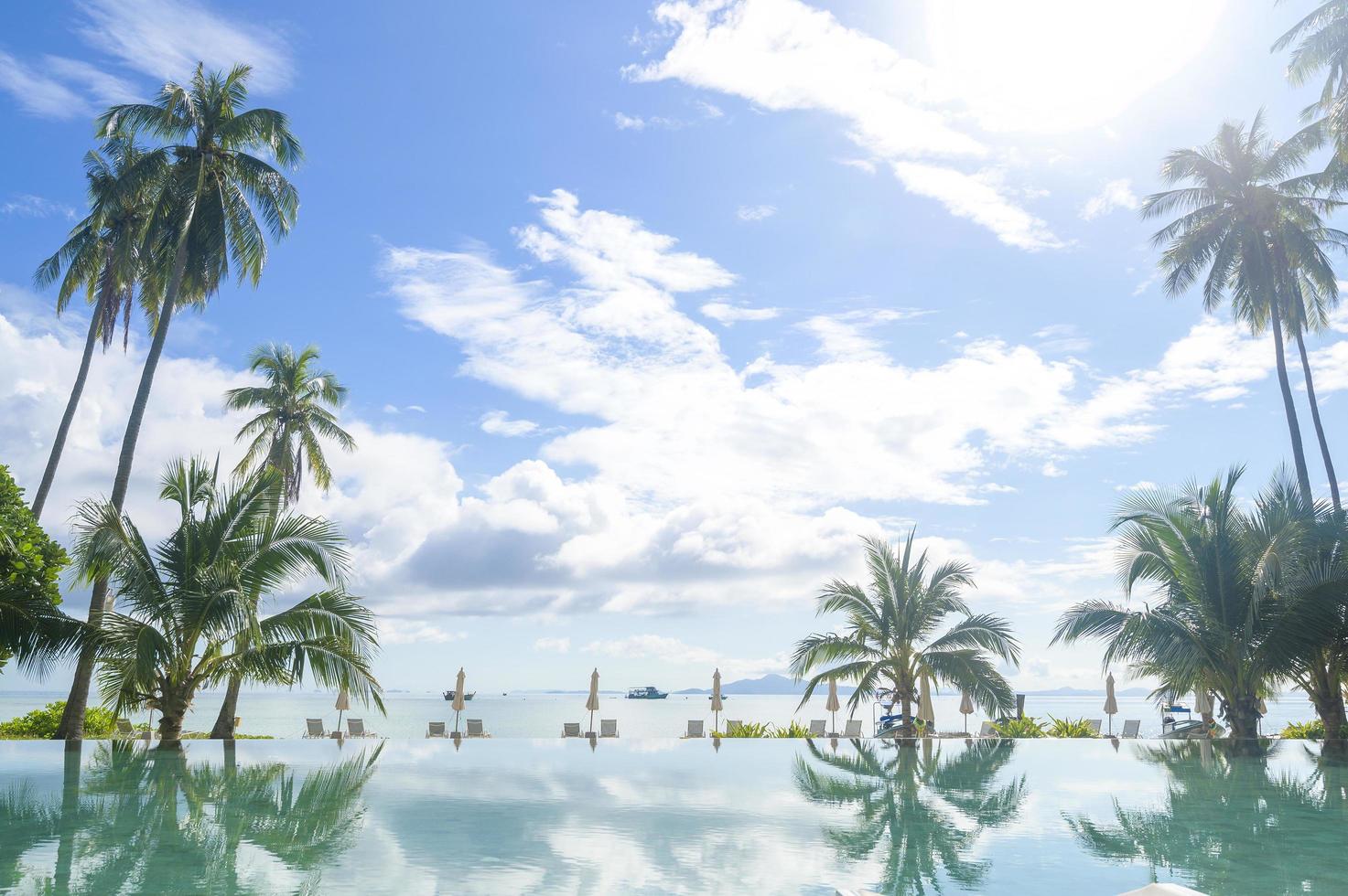 bella vista della piscina con giardino tropicale verde in un resort accogliente, isola di phi phi, tailandia foto