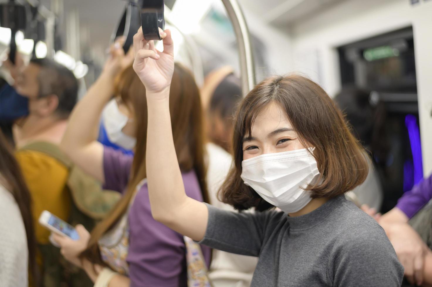 la giovane donna indossa una maschera protettiva in metropolitana, protezione covid-19, viaggi di sicurezza, nuova normalità, distanziamento sociale, trasporti di sicurezza, viaggi in condizioni di pandemia. foto