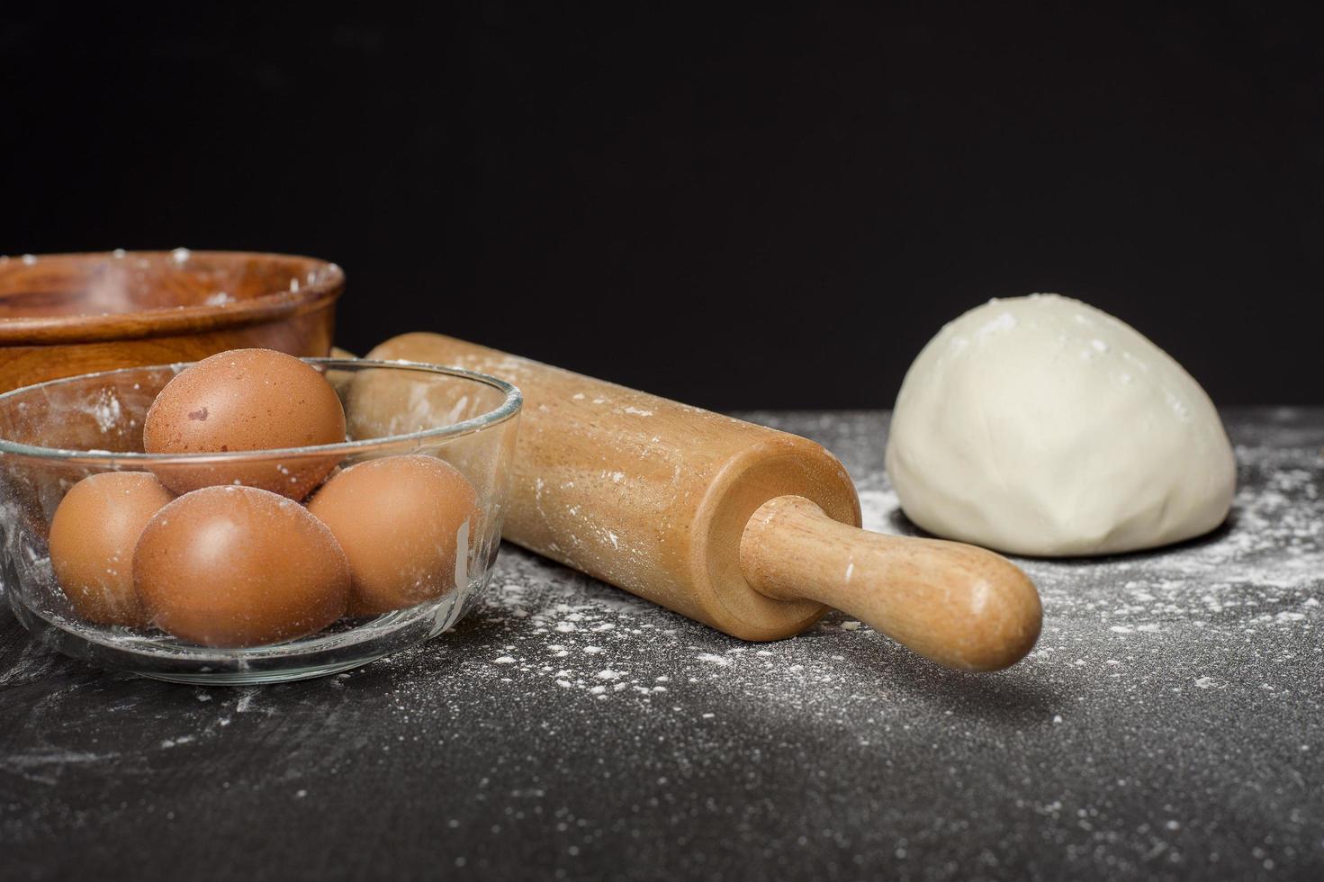 ingredienti prodotti da forno sulla tavola di legno nera foto