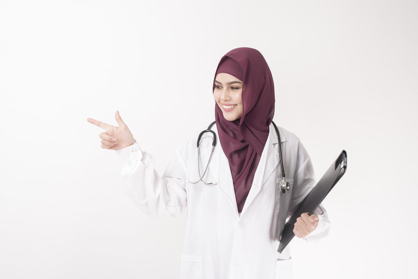 bella donna medico con ritratto hijab su sfondo bianco foto