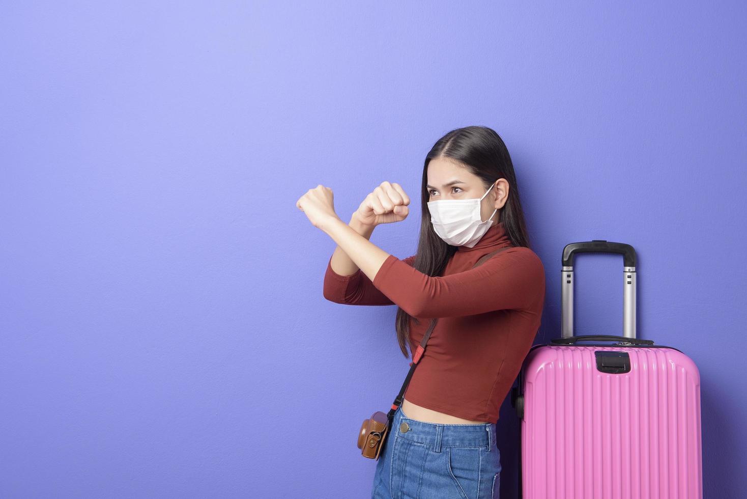 ritratto di giovane donna viaggiatrice con maschera facciale, nuovo concetto di viaggio normale foto