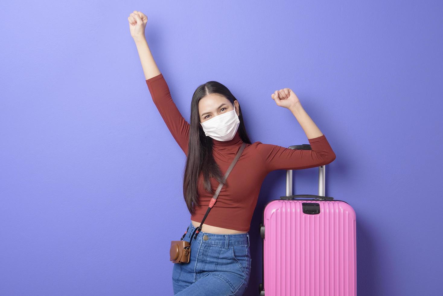 ritratto di giovane donna viaggiatrice con maschera facciale, nuovo concetto di viaggio normale foto