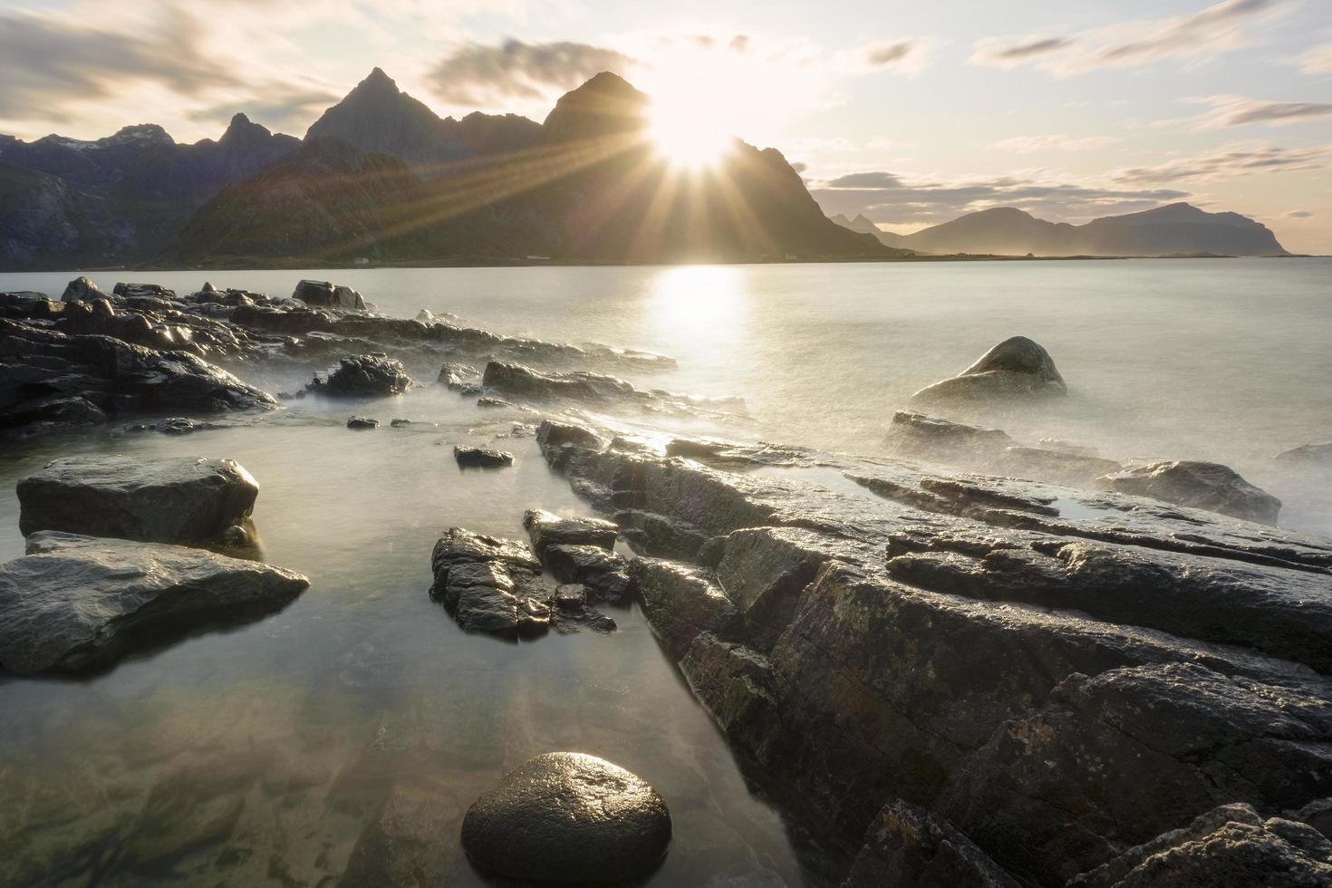 splendida vista sulle montagne e sulla spiaggia nelle isole lofoten al tramonto foto