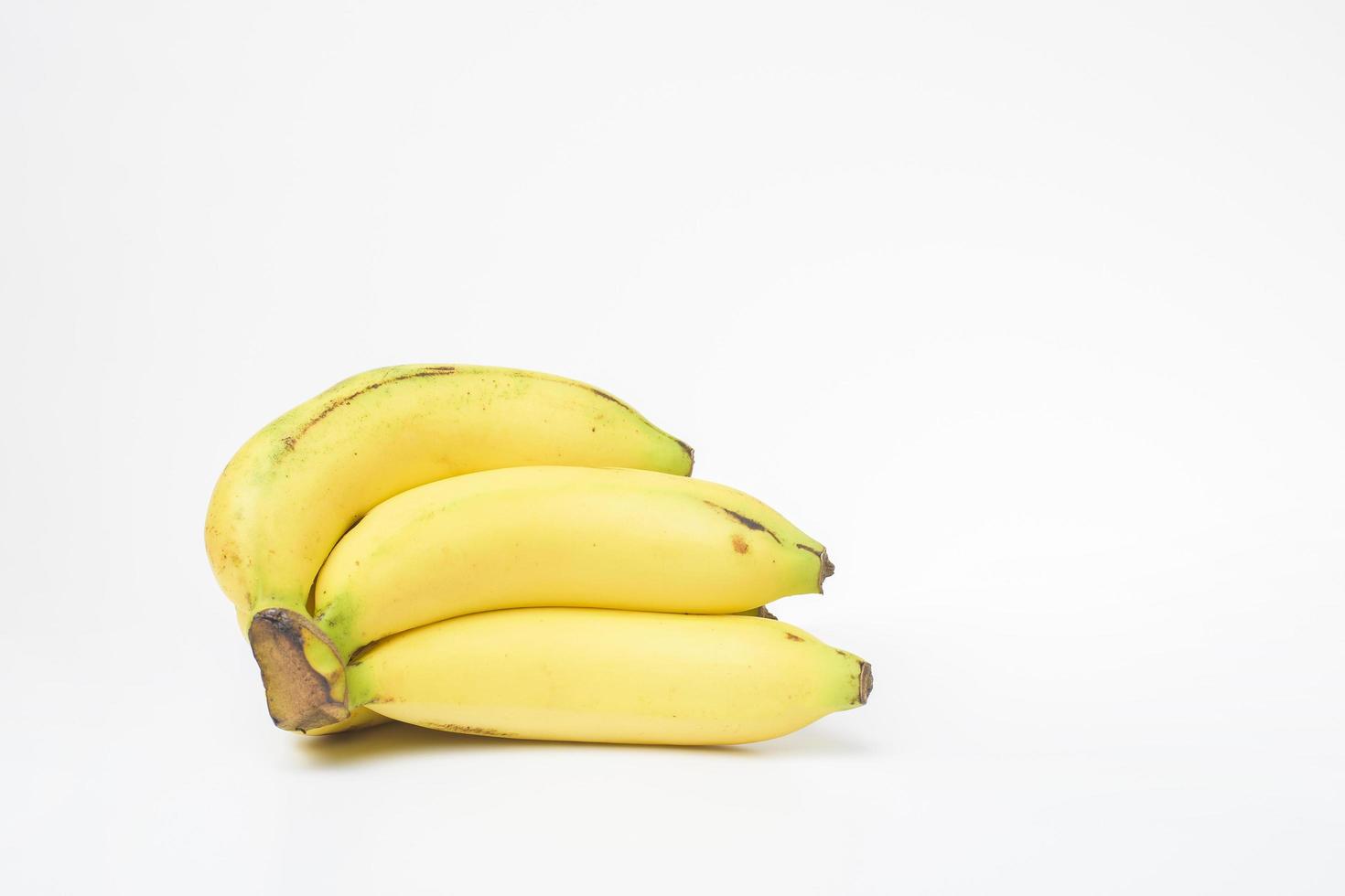 banana su sfondo bianco copia spazio foto