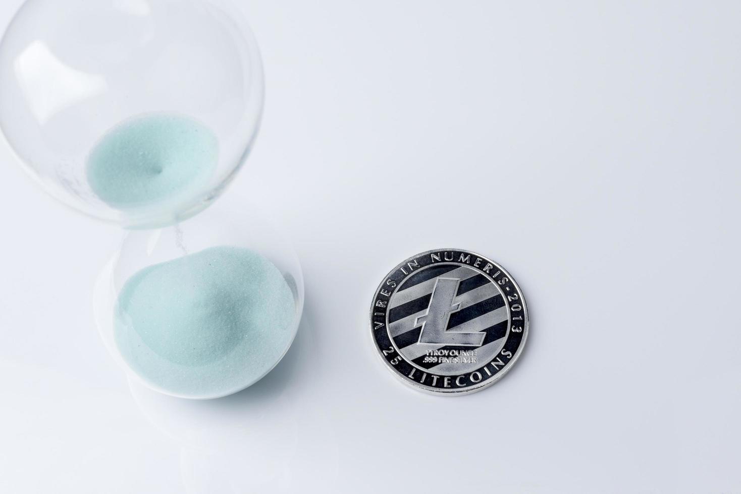 bitcoin argento e clessidra su sfondo bianco. foto