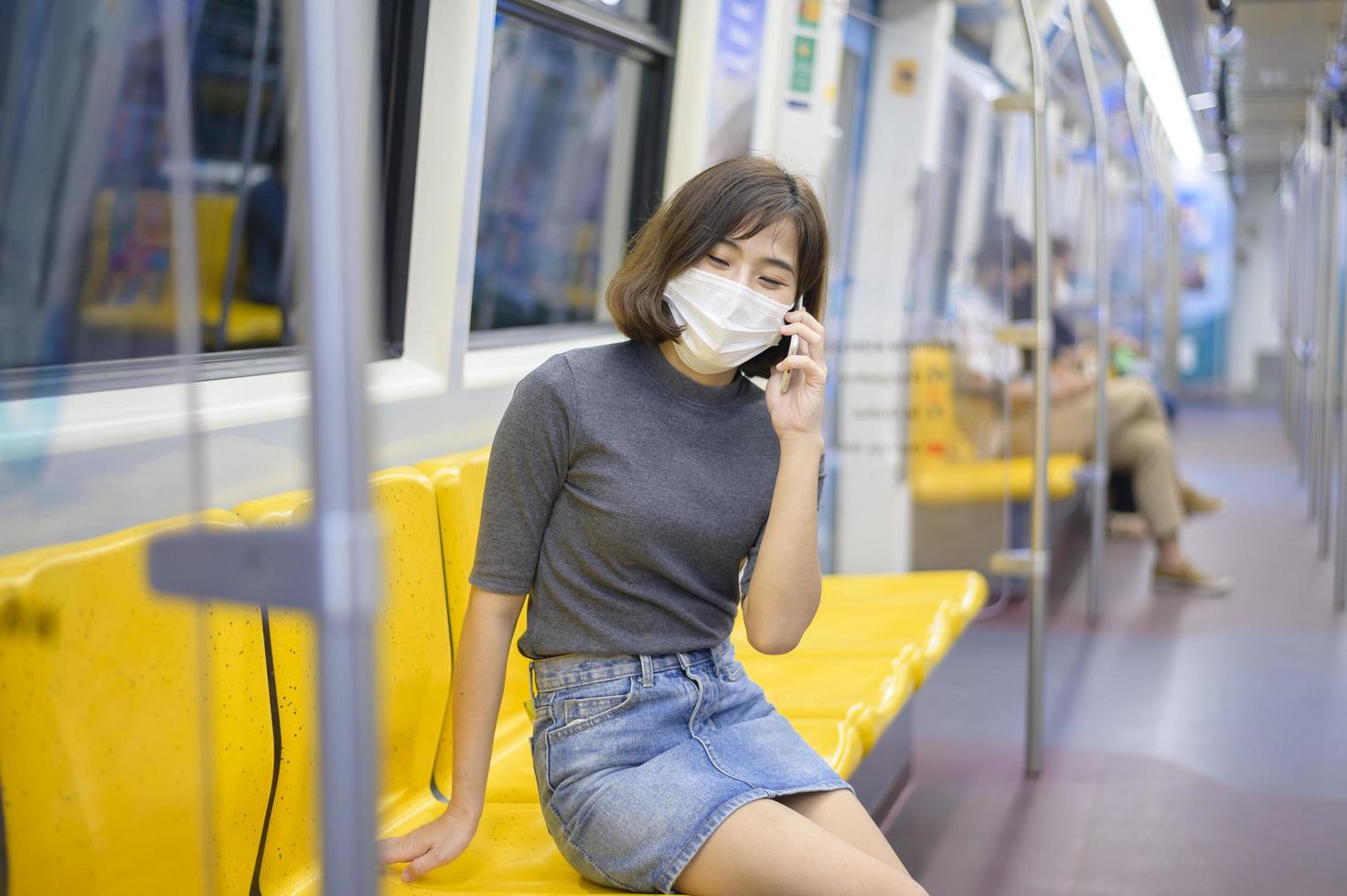 la giovane donna indossa una maschera protettiva in metropolitana, protezione covid-19, viaggi di sicurezza, nuova normalità, distanziamento sociale, trasporti di sicurezza, viaggi in condizioni di pandemia. foto