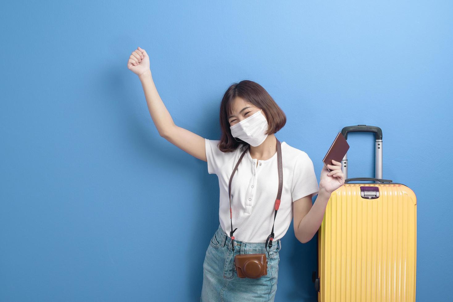 ritratto di giovane donna viaggiatrice con maschera facciale, nuovo concetto di viaggio normale foto