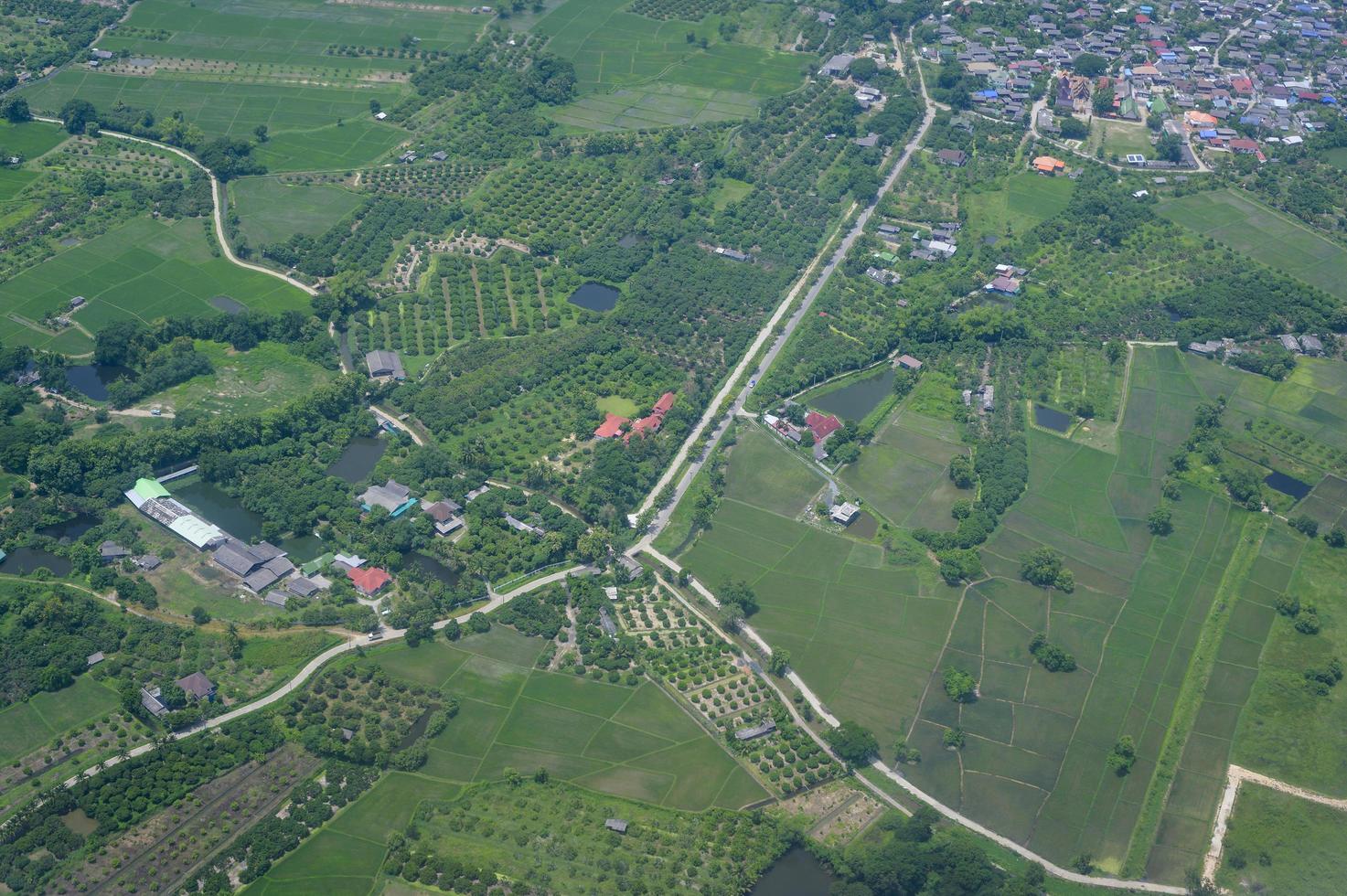 foto di vista aerea dall'aereo della città e del cielo sereno.