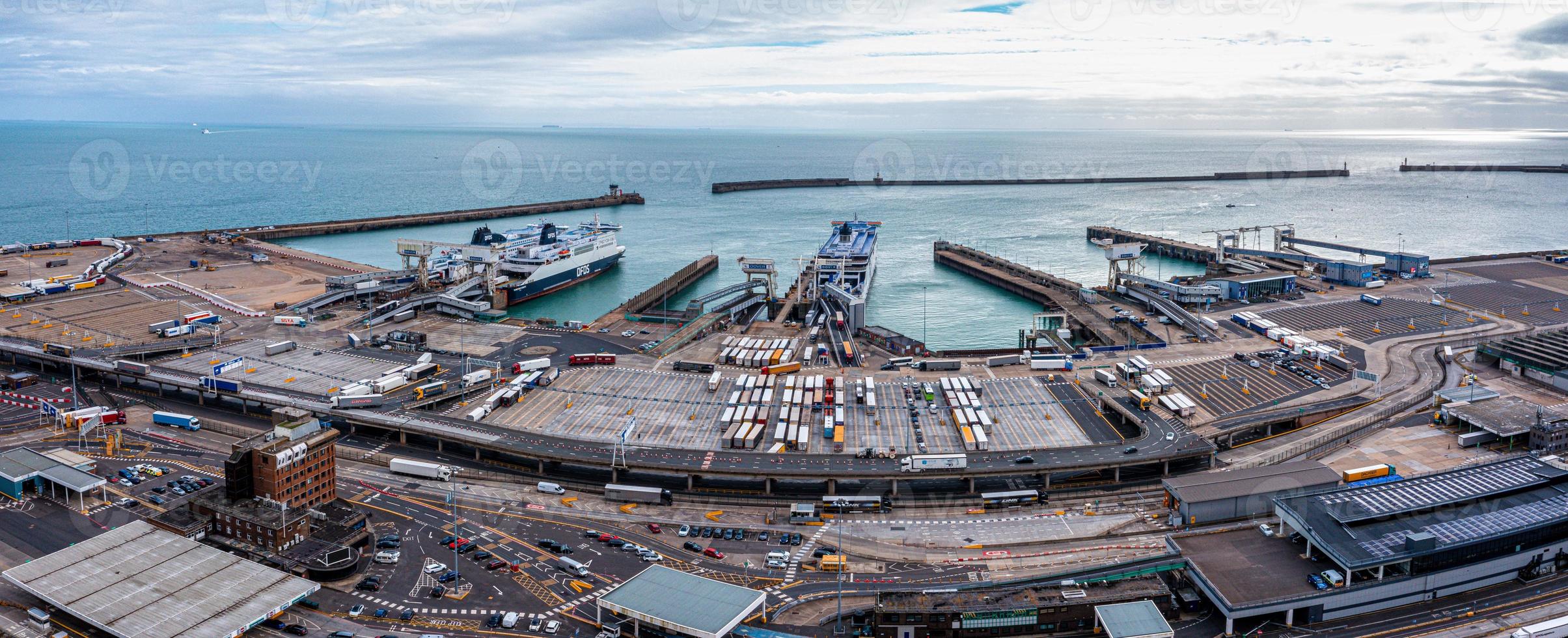 vista aerea del porto e dei camion parcheggiati uno accanto all'altro a dover, regno unito. foto