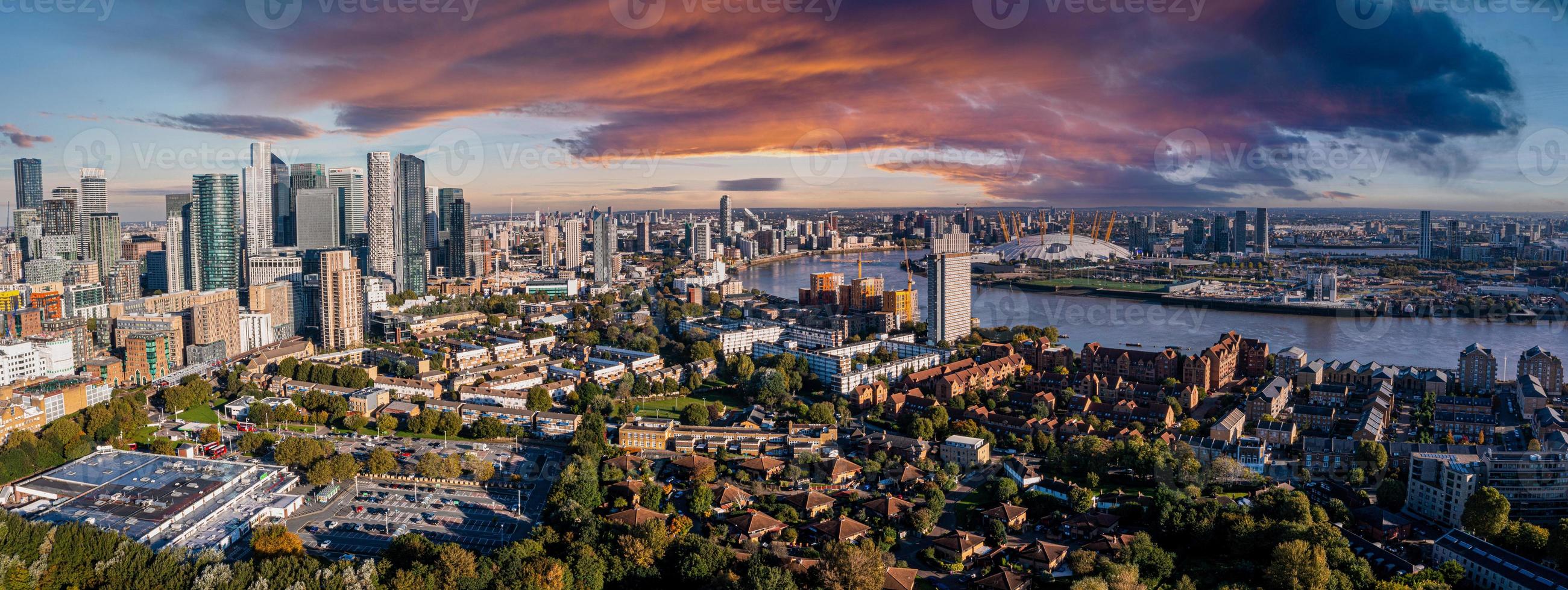 Vista panoramica aerea del quartiere degli affari di Canary Wharf a Londra, Regno Unito. foto