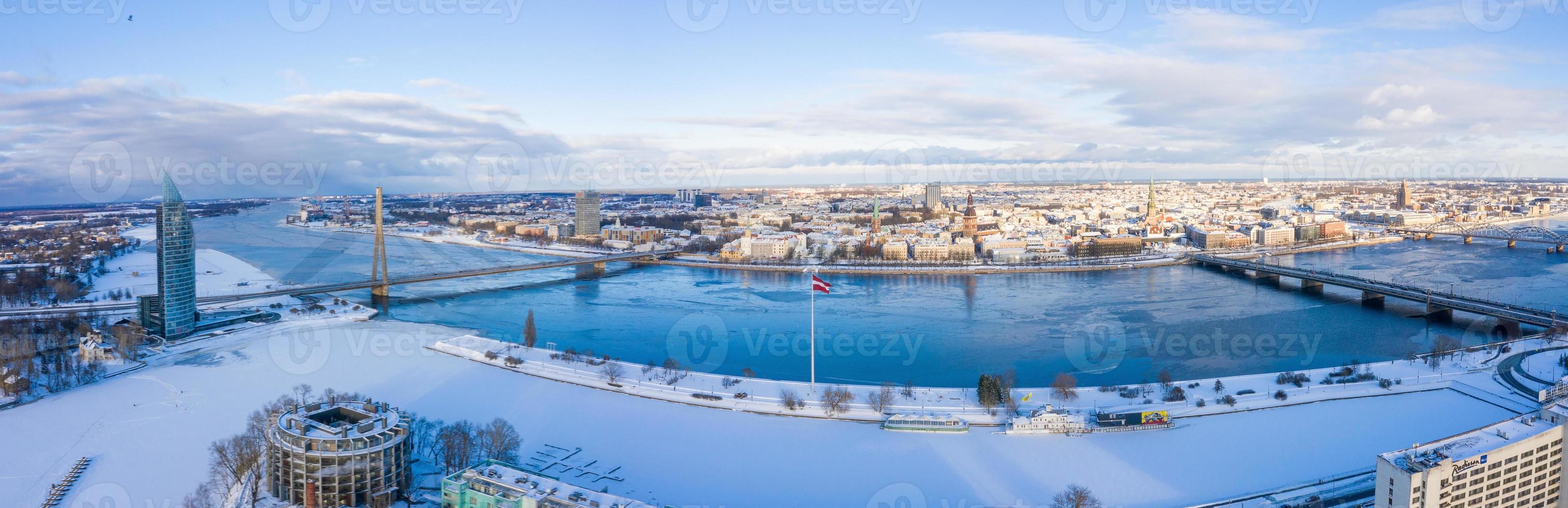 bella vista panoramica sulla città di Riga, in lettonia. centro storico lungo il fiume Daugava. foto