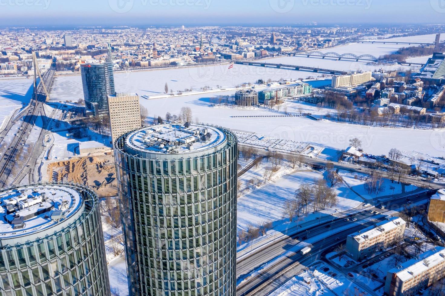 riga, lettonia. 10 febbraio 2021. veduta aerea delle torri z di riga, lettonia, durante la fredda giornata invernale di sole. foto