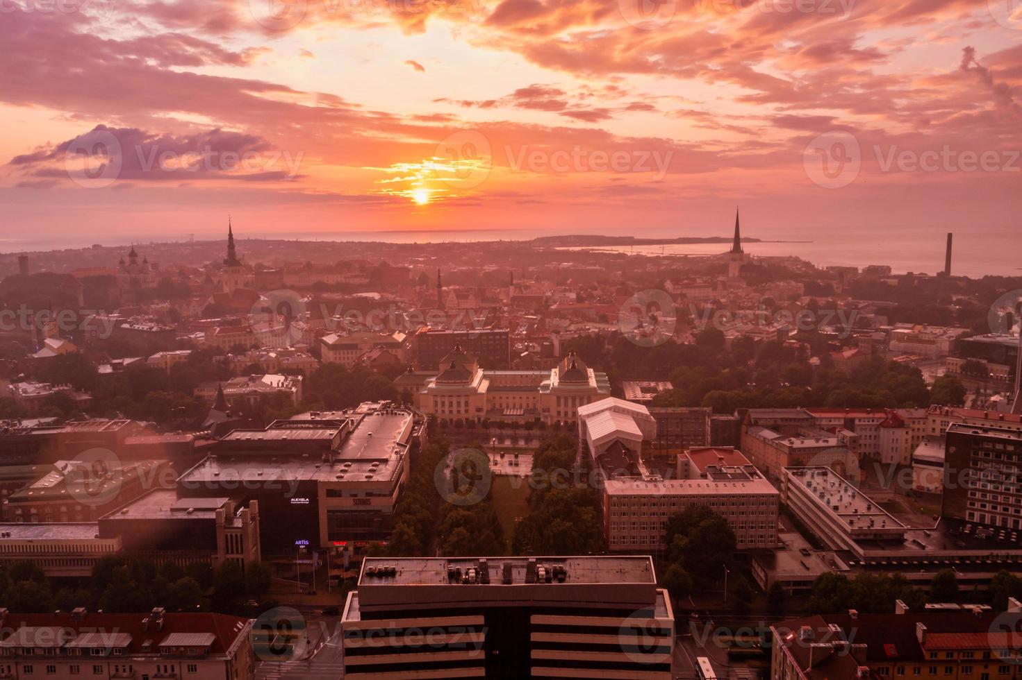 vista panoramica della vecchia città di tallinn al tramonto viola, estonia. foto