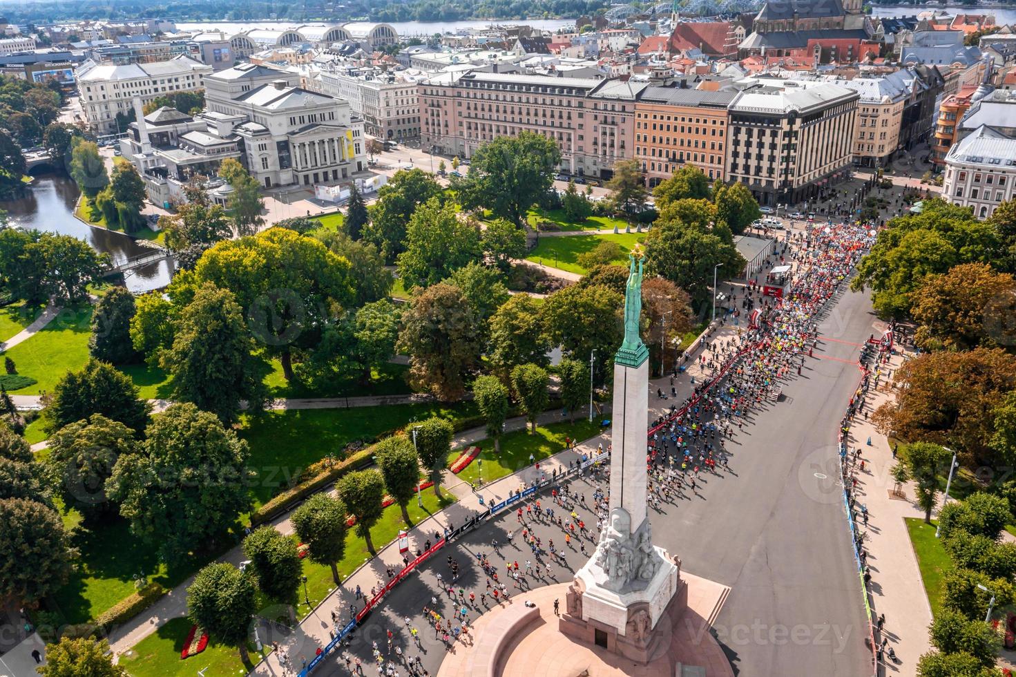 persone che corrono la maratona internazionale di rimi riga foto