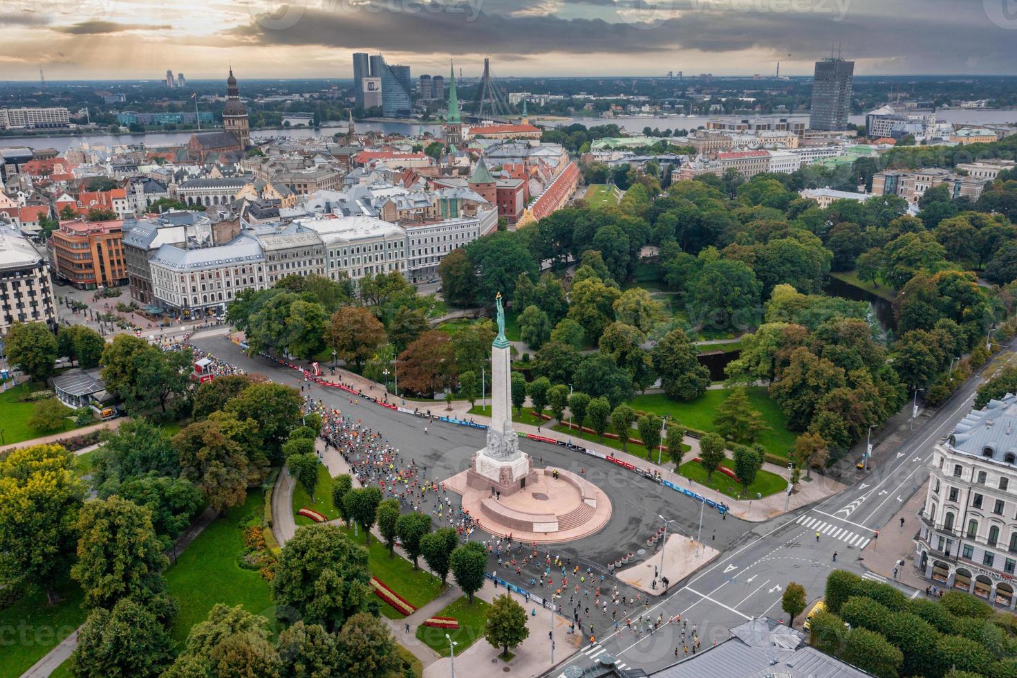 persone che corrono la maratona internazionale di rimi riga foto