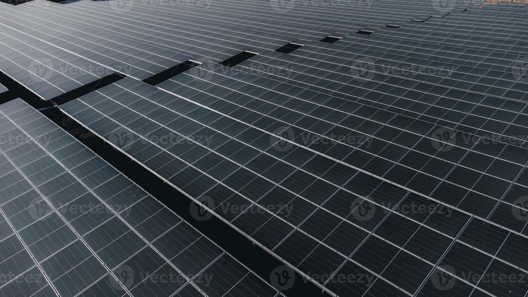 cella solare nella fattoria solare. concetto di sostenibilità dell'energia verde generando energia dalla luce solare. foto