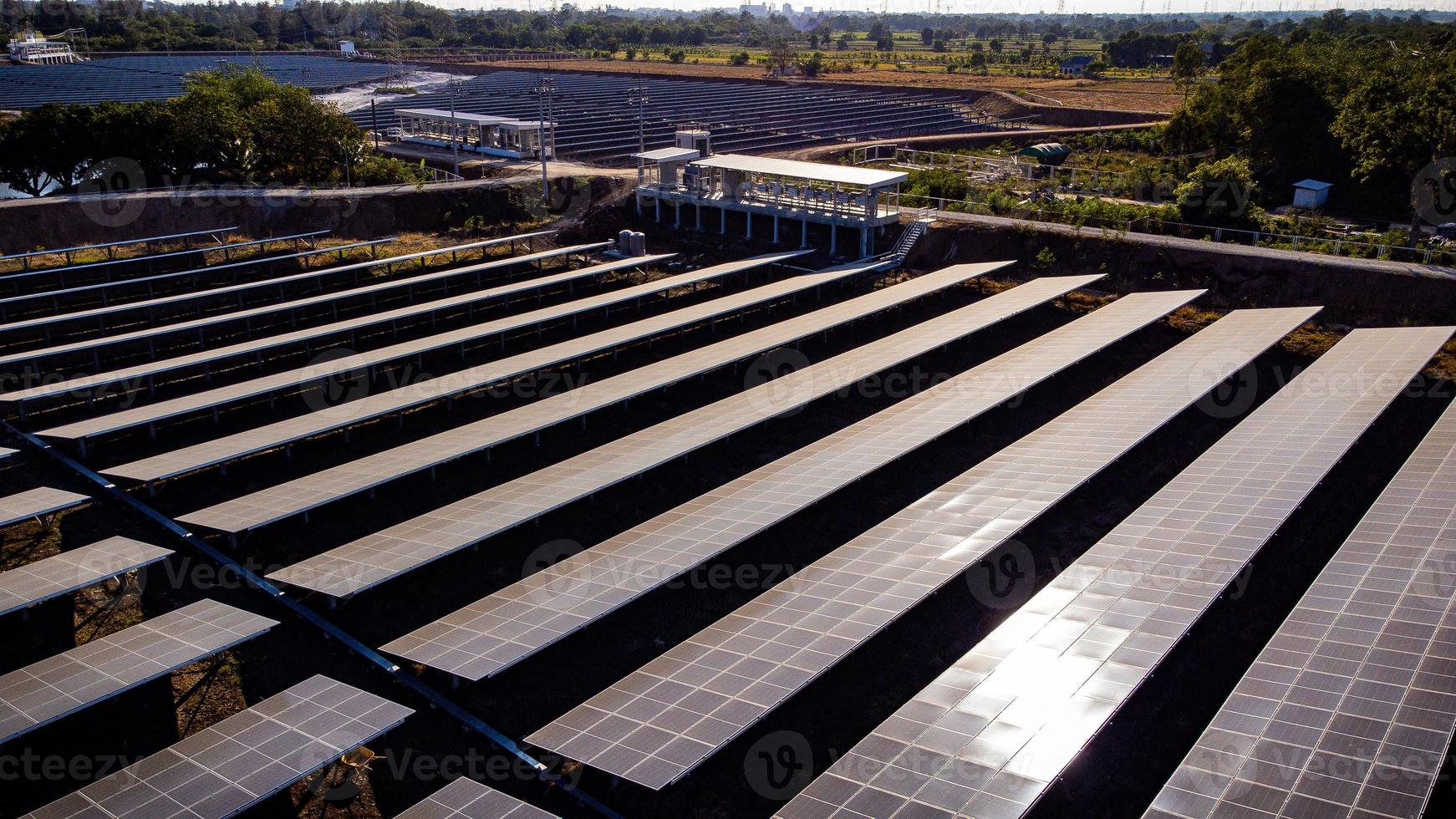 cella solare nella fattoria solare. concetto di sostenibilità dell'energia verde generando energia dalla luce solare. foto