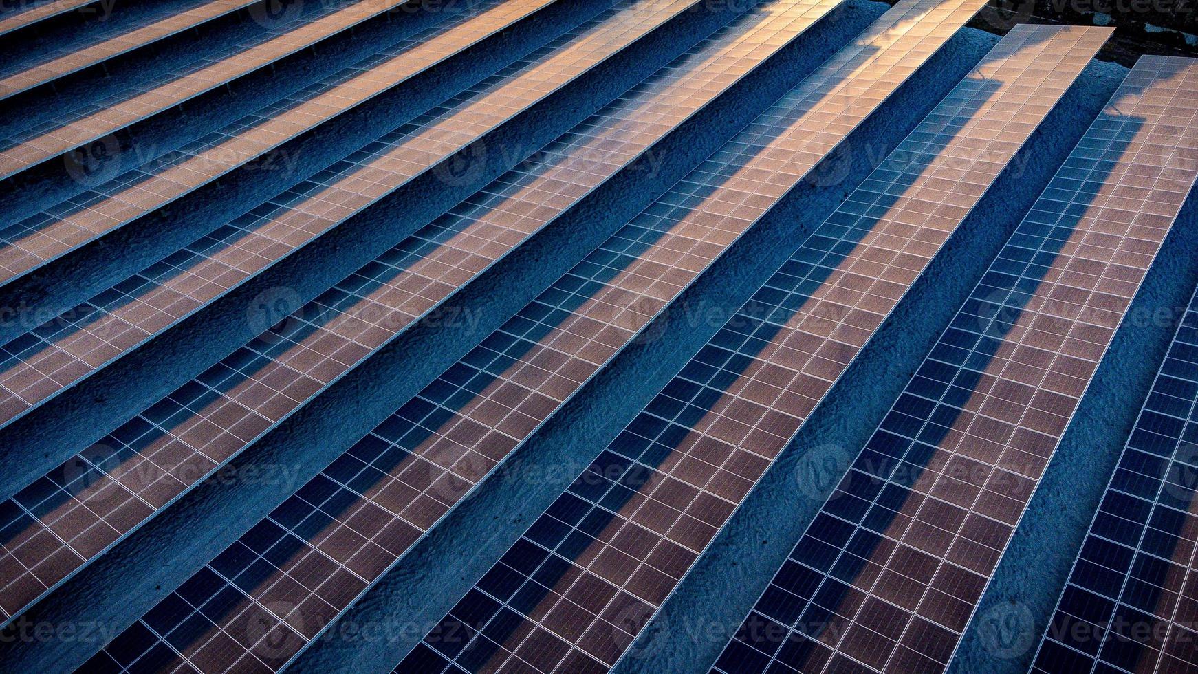 cella solare nella fattoria solare. concetto di sostenibilità dell'energia verde generando energia dalla luce solare. foto