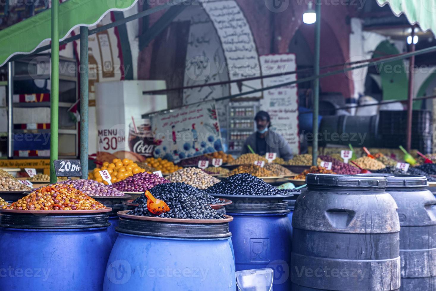 mucchio di varietà di olive in salamoia su fusti di stoccaggio blu per la vendita al mercato locale foto