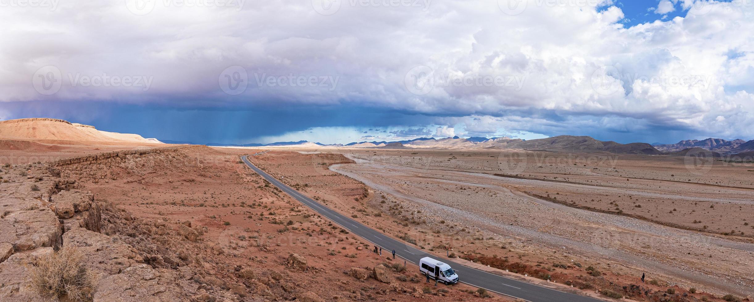 vista panoramica dell'autostrada attraverso il deserto contro il cielo drammatico in estate foto