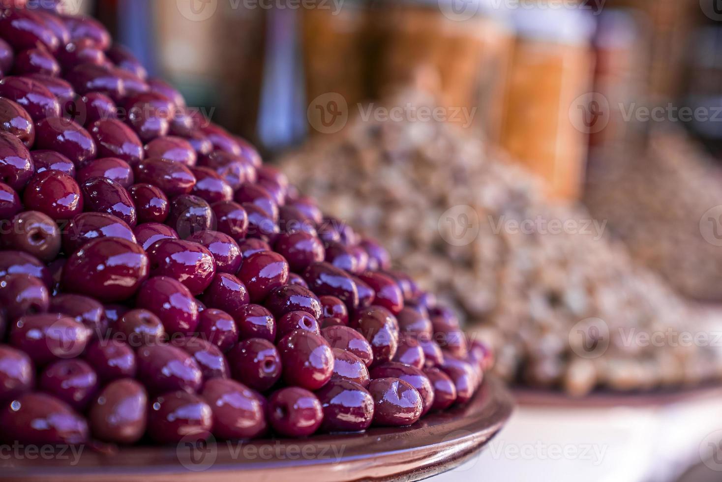 primo piano di un mucchio di olive fresche in vendita sulla bancarella del mercato di strada foto