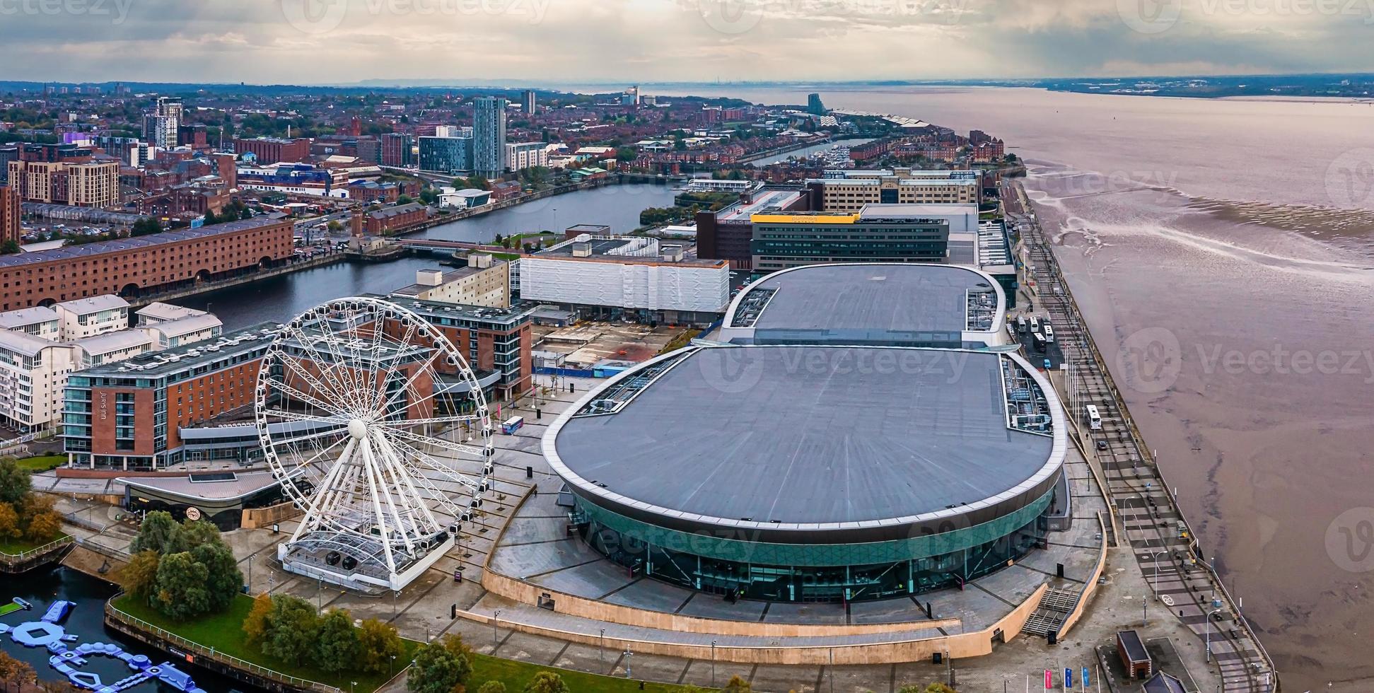 vista aerea della ruota di Liverpool e dell'eco arena a Liverpool, Regno Unito. foto