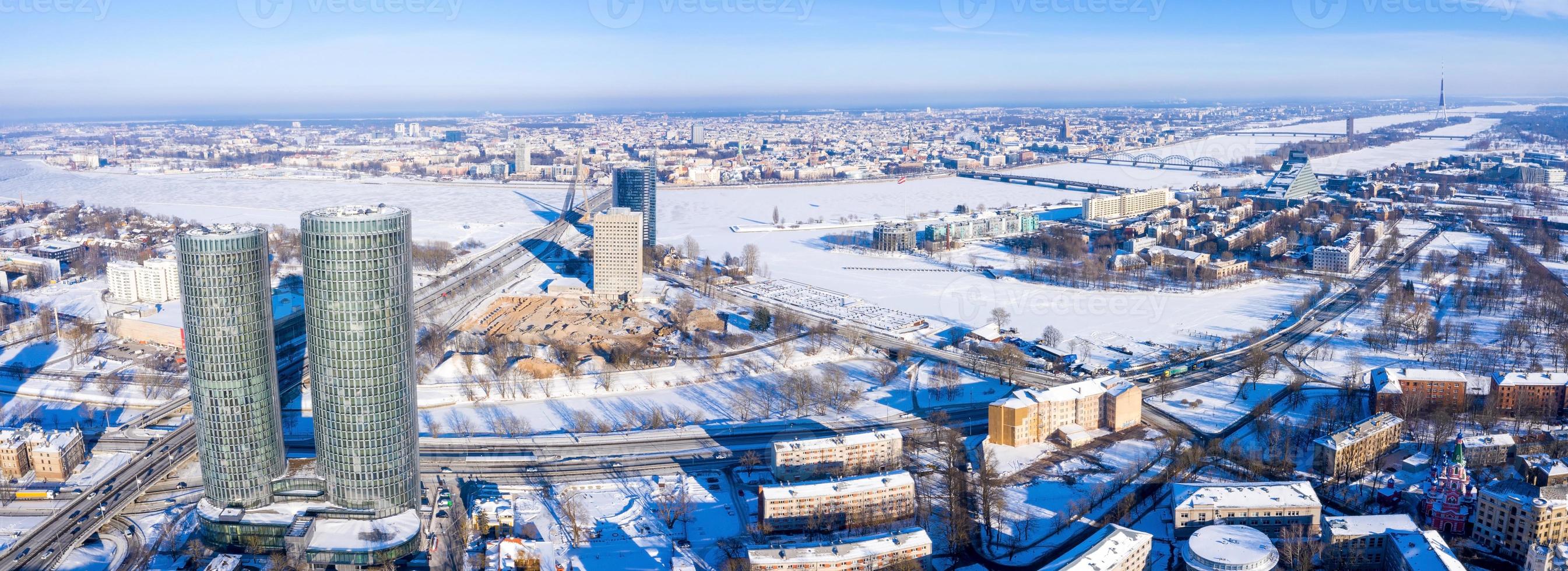 riga, lettonia. 10 febbraio 2021. veduta aerea delle torri z di riga, lettonia, durante la fredda giornata invernale di sole. foto