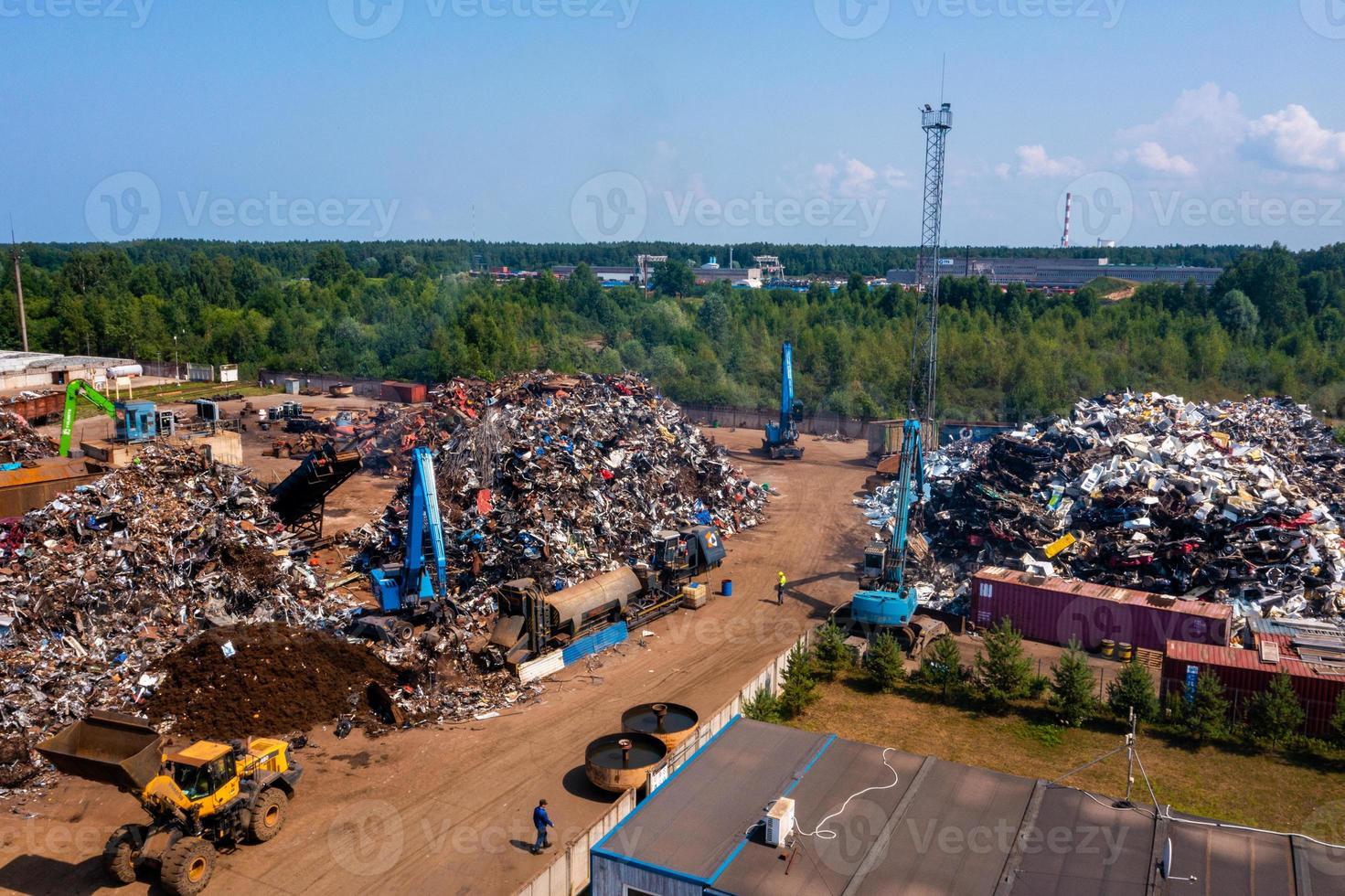 vecchie auto danneggiate in discarica in attesa di essere riciclate foto