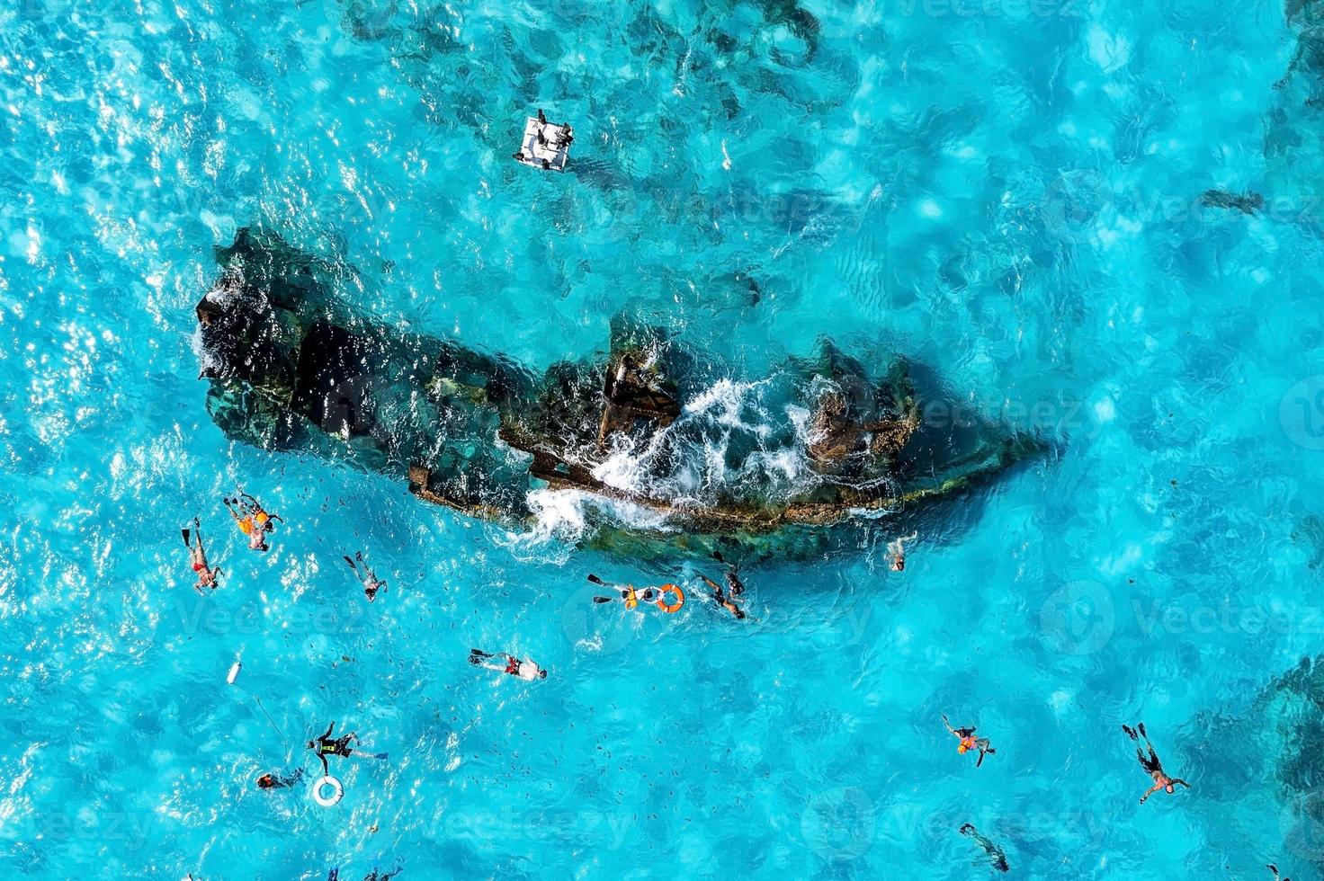 persone che fanno snorkeling intorno al relitto della nave vicino alle Bahamas nel Mar dei Caraibi. foto