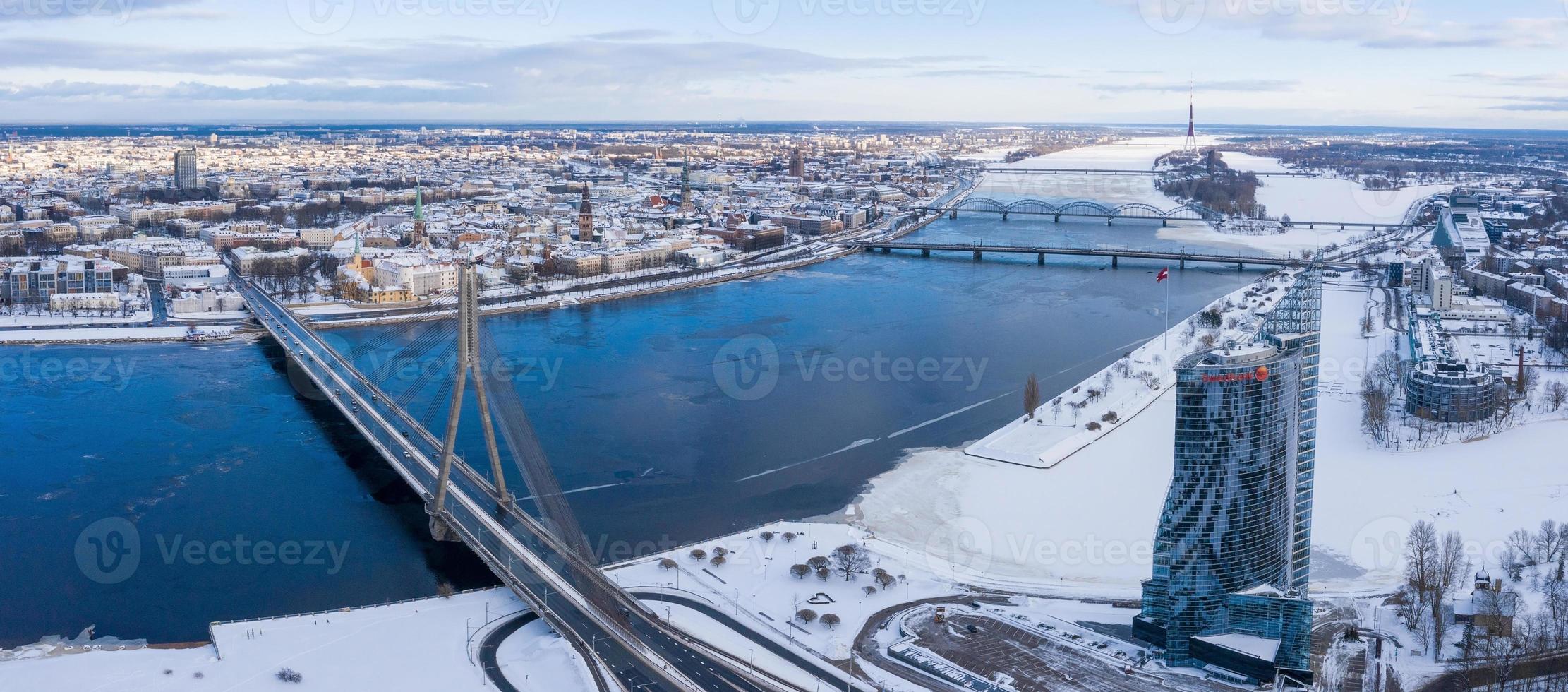 Vista aerea dell'edificio principale di swedbank lettonia nella città di Riga durante l'inverno. swedbank è un gruppo bancario nordico-baltico con sede a Stoccolma, in Svezia. foto