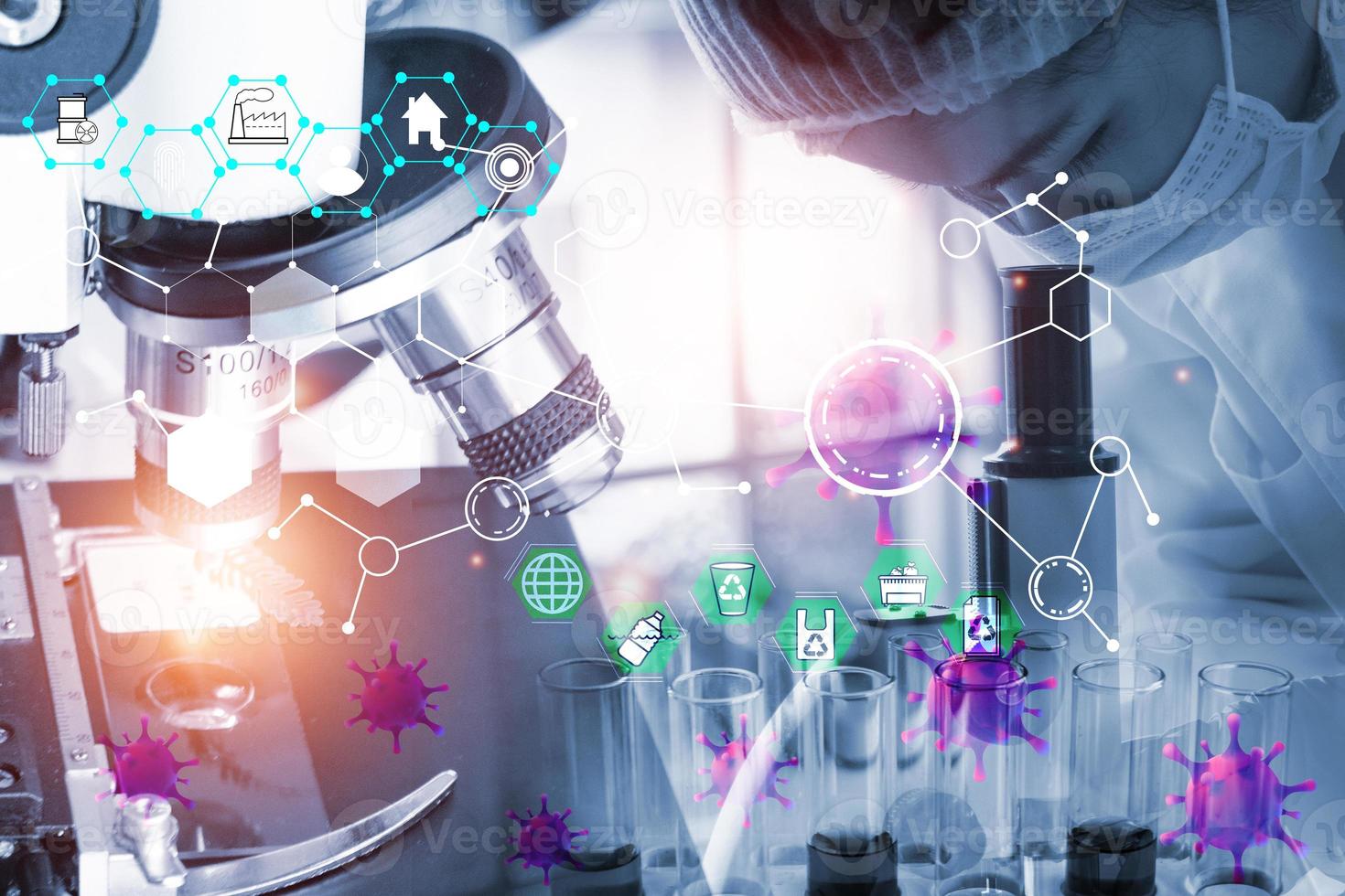 microscopio a doppia esposizione e giovane donna scientifica che utilizza attrezzature in laboratorio per la ricerca.biotecnologia,sviluppo,chimica,vaccino,covid-19. sperimentazione e ricerca di concept fotografici. foto