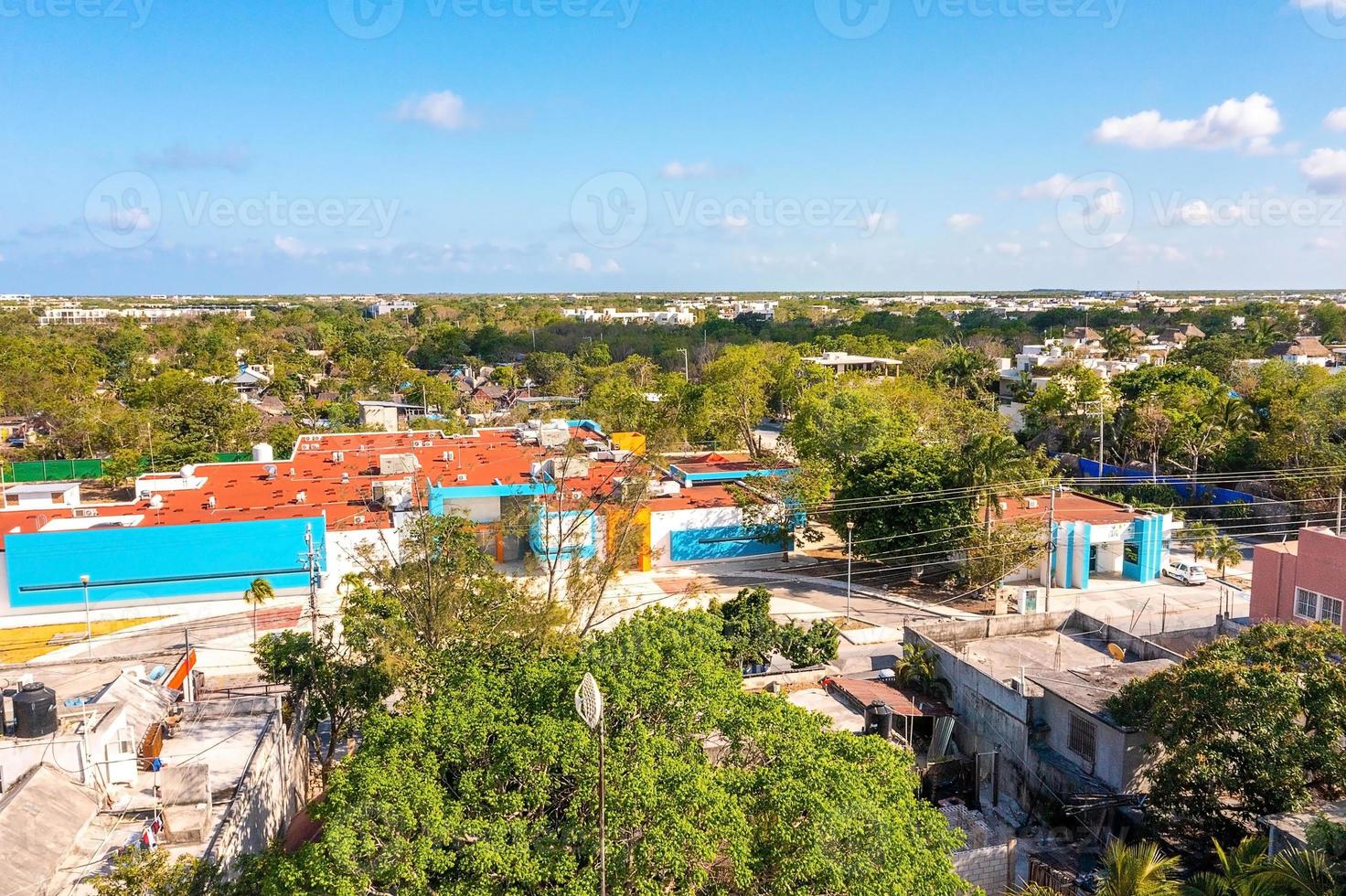 veduta aerea della città di Tulum dall'alto. piccolo villaggio messicano. foto