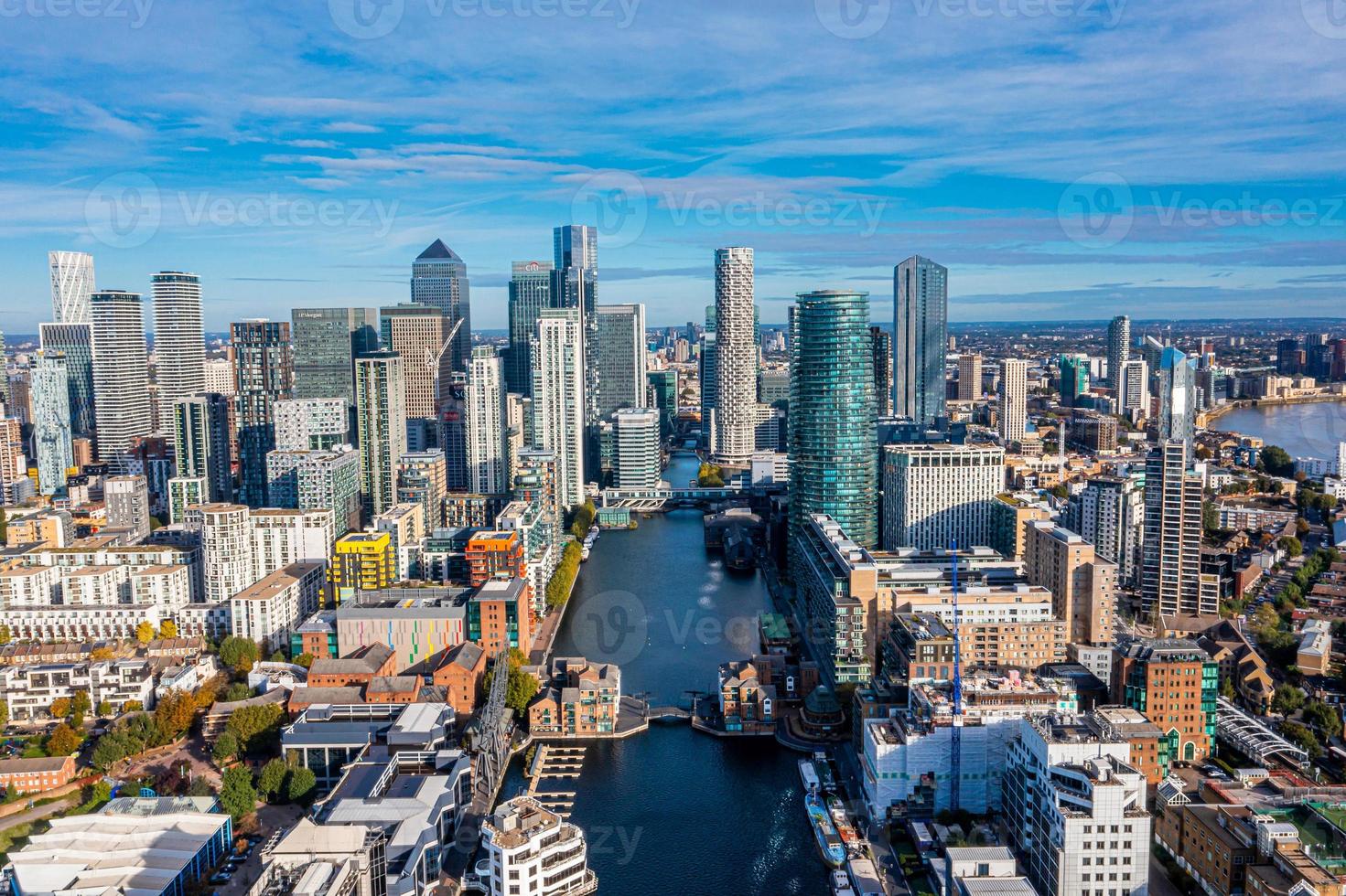 Vista panoramica aerea del quartiere degli affari di Canary Wharf a Londra, Regno Unito. foto