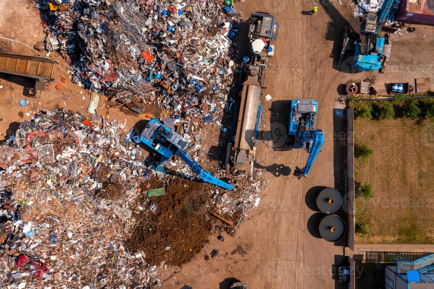 vecchie auto danneggiate in discarica in attesa di essere riciclate foto