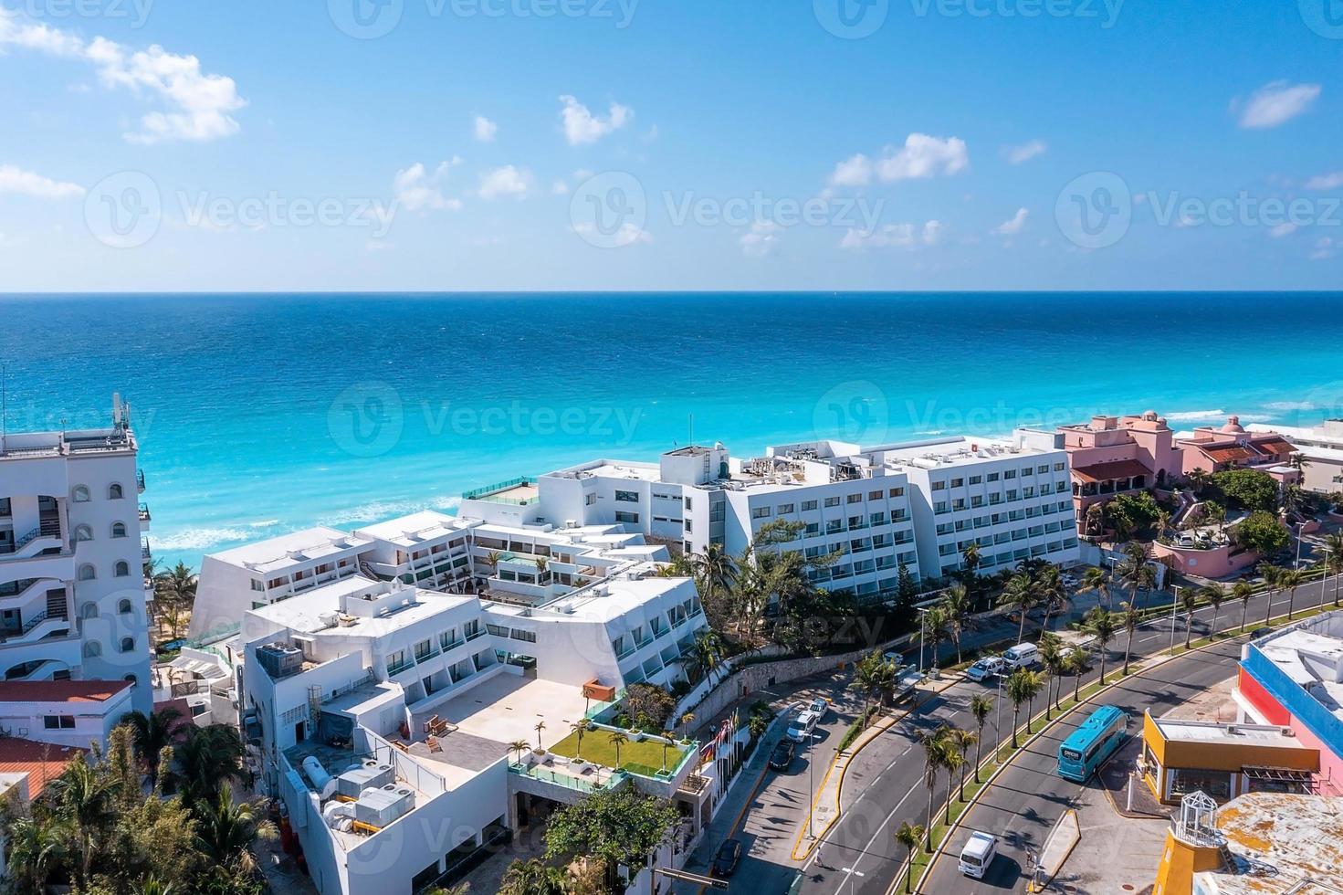 veduta aerea della spiaggia di punta norte, cancun, messico. foto