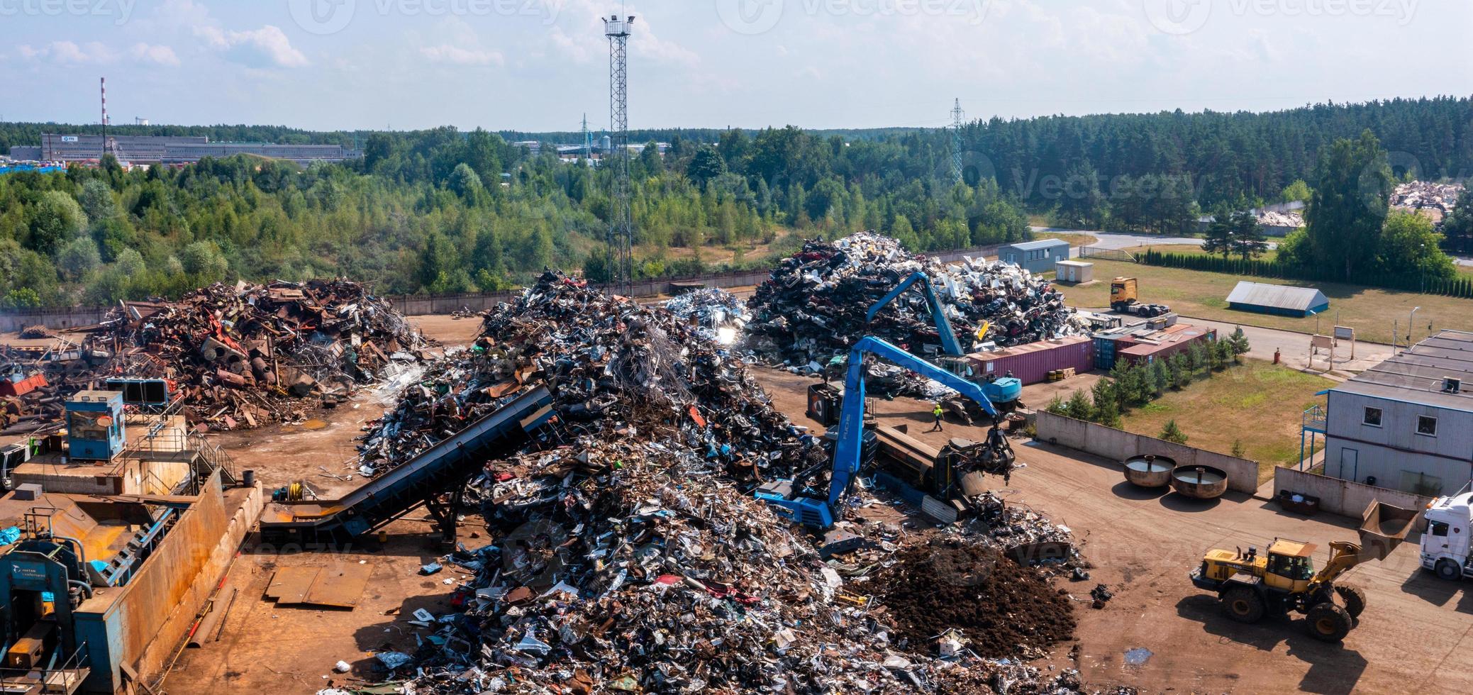 vecchie auto danneggiate in discarica in attesa di essere riciclate foto