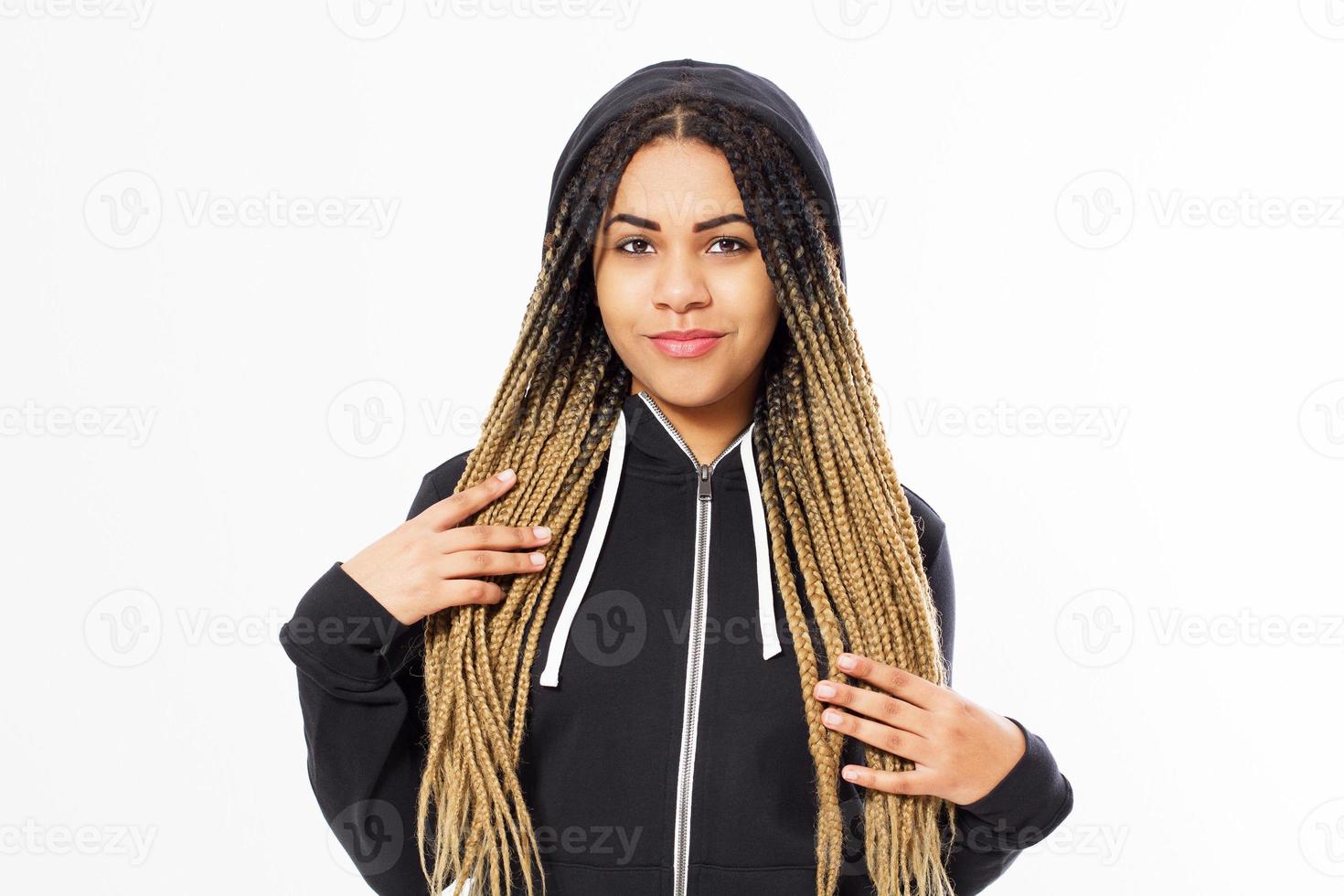 sorriso alla moda ragazza afroamericana con i dreadlocks in posa su uno sfondo bianco, donna felice foto