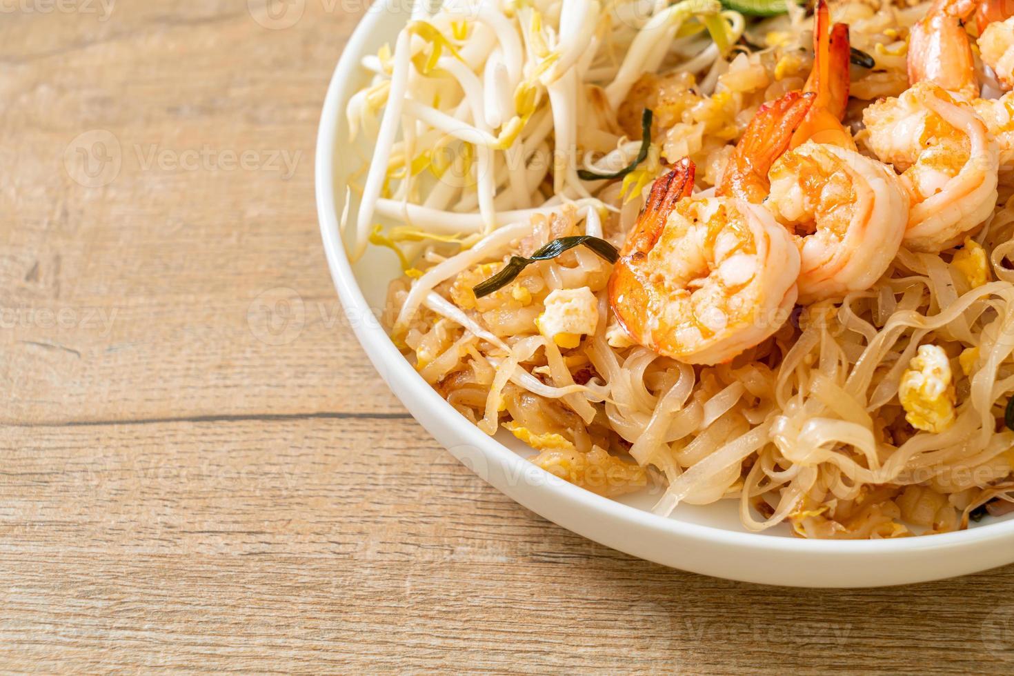 noodles saltati in padella con gamberi e germogli o pad thai foto