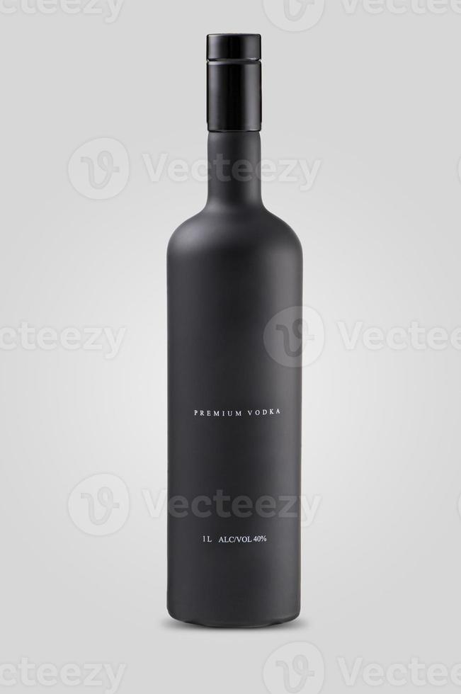 bottiglia di vodka nera opaca chiusa su sfondo bianco con ombra foto