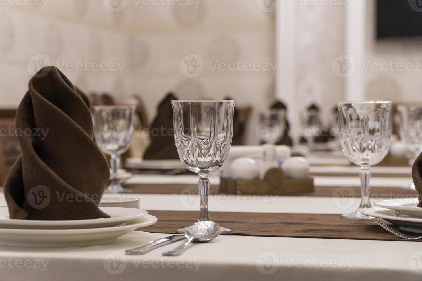 che serve tavola per banchetti in un lussuoso ristorante in stile marrone e bianco foto