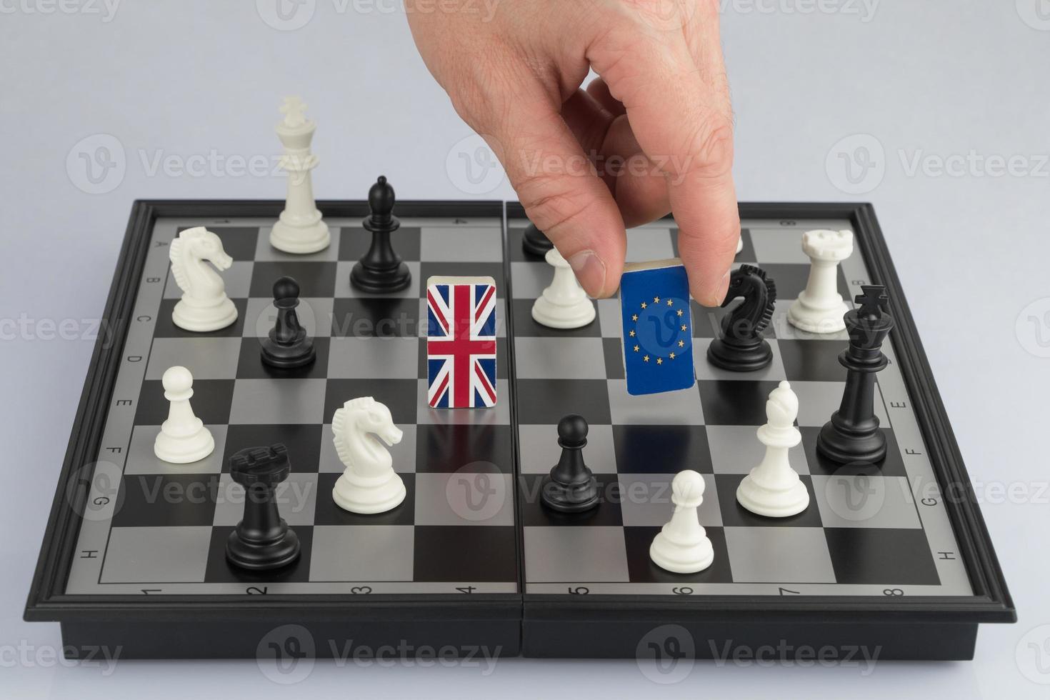 mano politica alza la figura con la bandiera dell'unione europea. il concetto di gioco politico e strategia scacchistica brexit foto