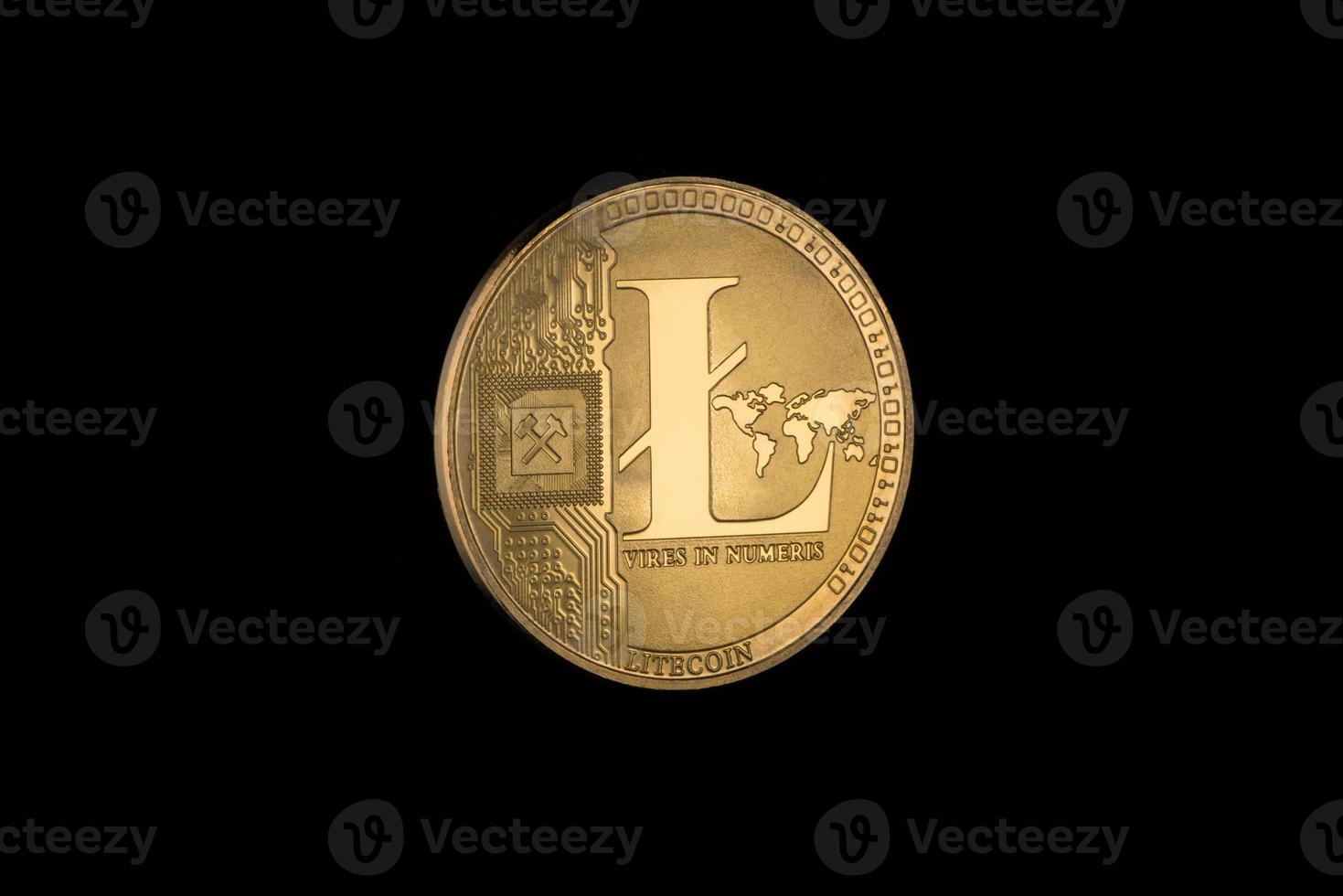 litecoin su sfondo nero con spazio di copia. moneta elettronica isolata foto