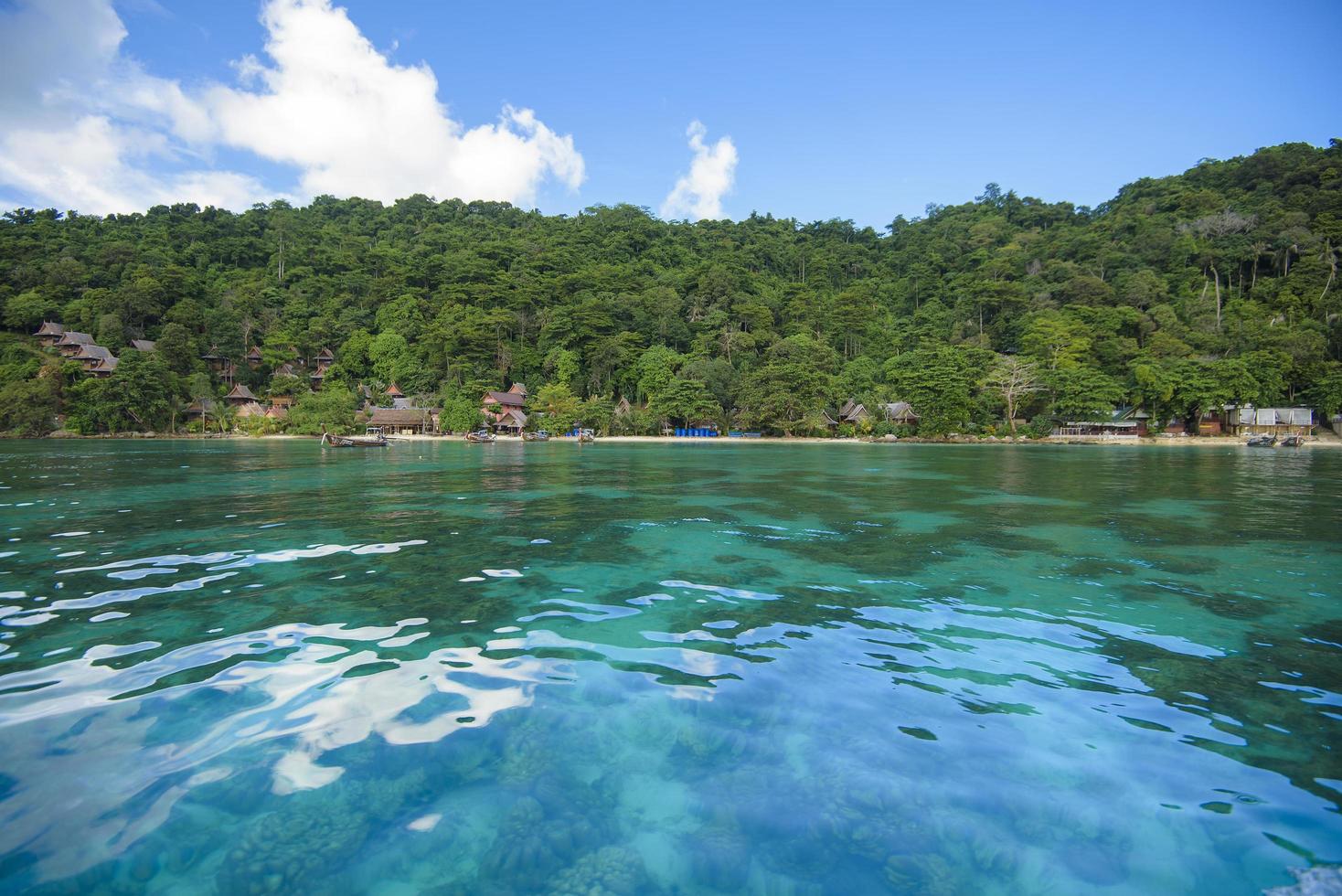 bella vista del paesaggio della spiaggia tropicale, del mare color smeraldo e della sabbia bianca contro il cielo blu, baia di maya nell'isola di phi phi, tailandia foto