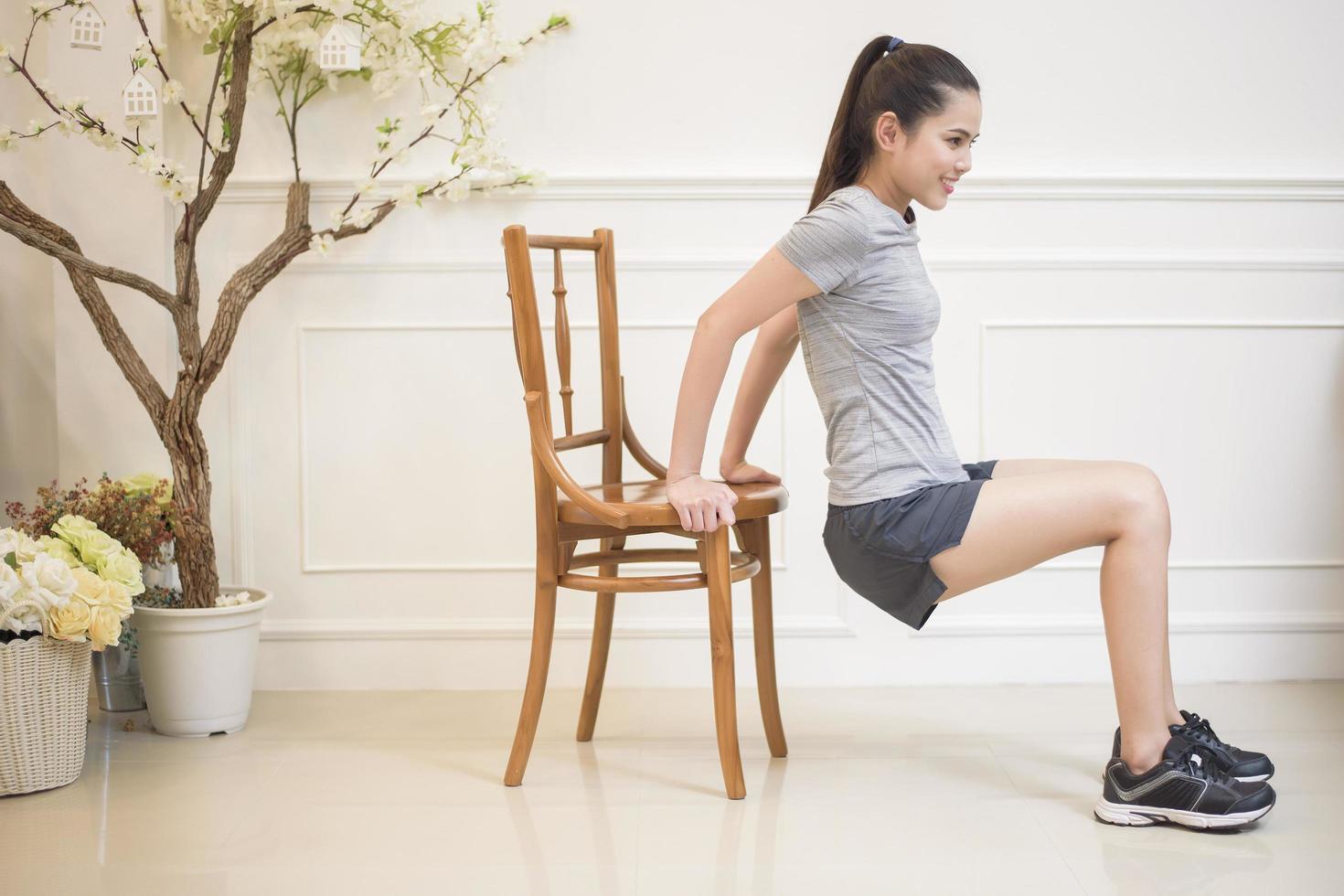 esercizio di fitness donna in casa foto