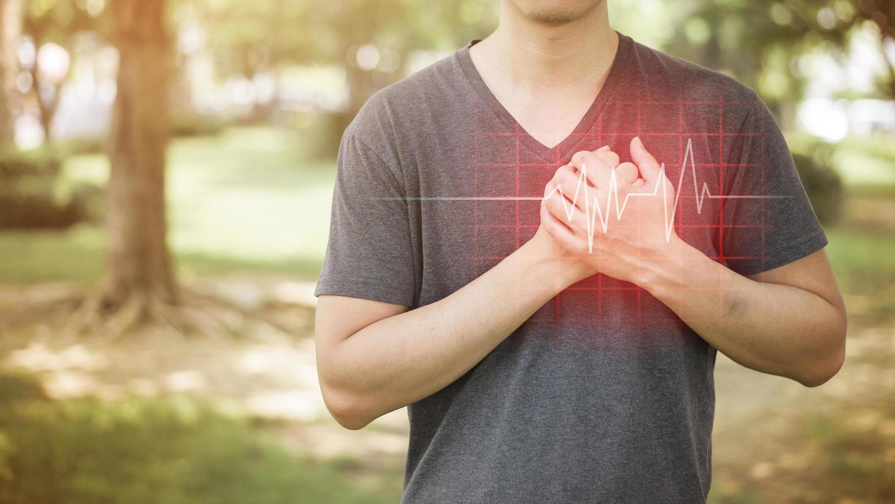 primo piano dell'uomo è un attacco di cuore foto