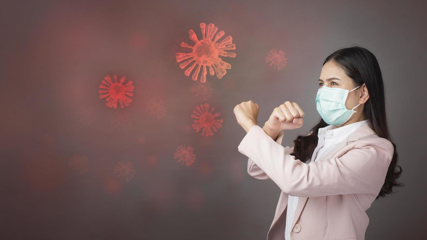 donna d'affari con maschera chirurgica che protegge l'azienda da covid-19 foto