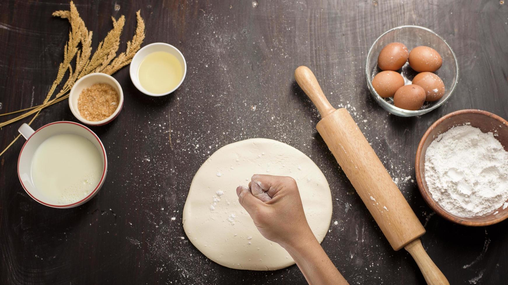 un uomo sta cuocendo una pasticceria fatta in casa foto